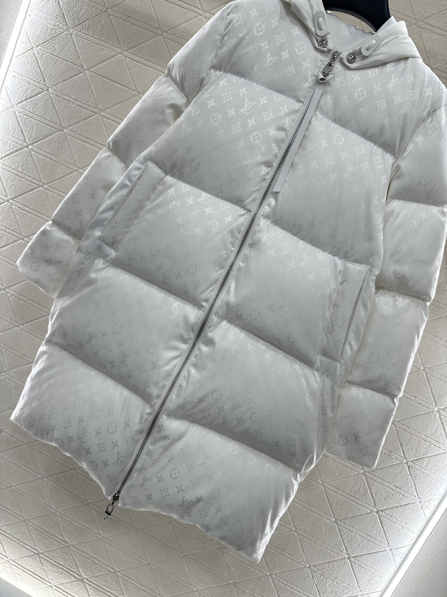 ♥Louis vuitto*♥2025新品上架 连帽提花长款羽绒外套定制YB提花尼龙材质，羽绒填充内里，