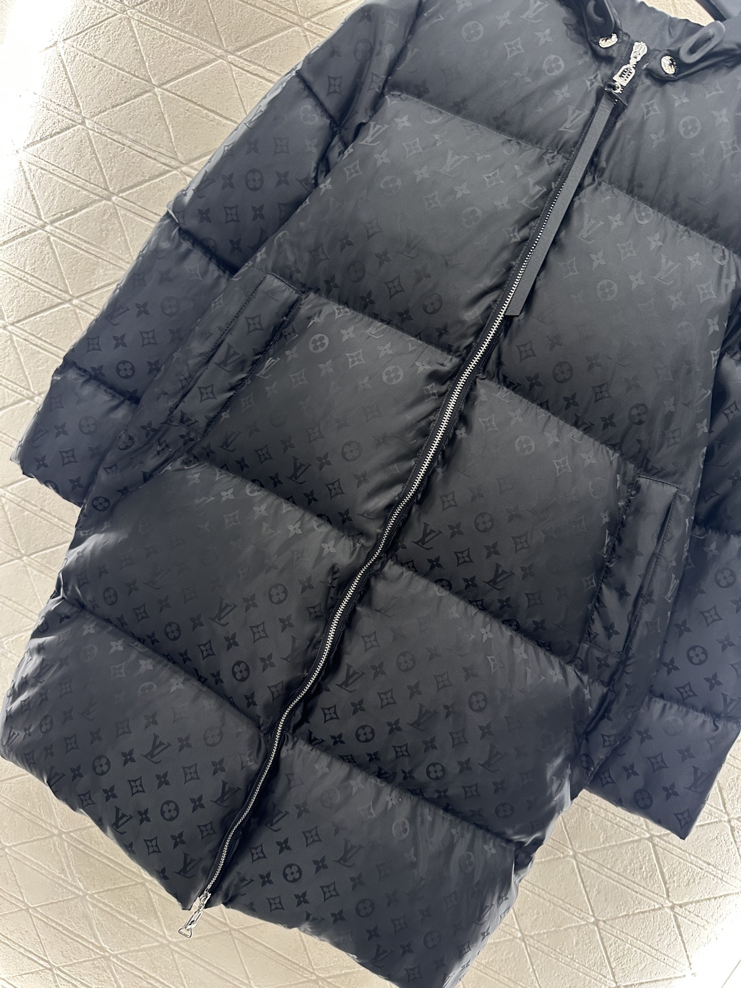 ♥Louis vuitto*♥2025新品上架 连帽提花长款羽绒外套定制YB提花尼龙材质，羽绒填充内里，