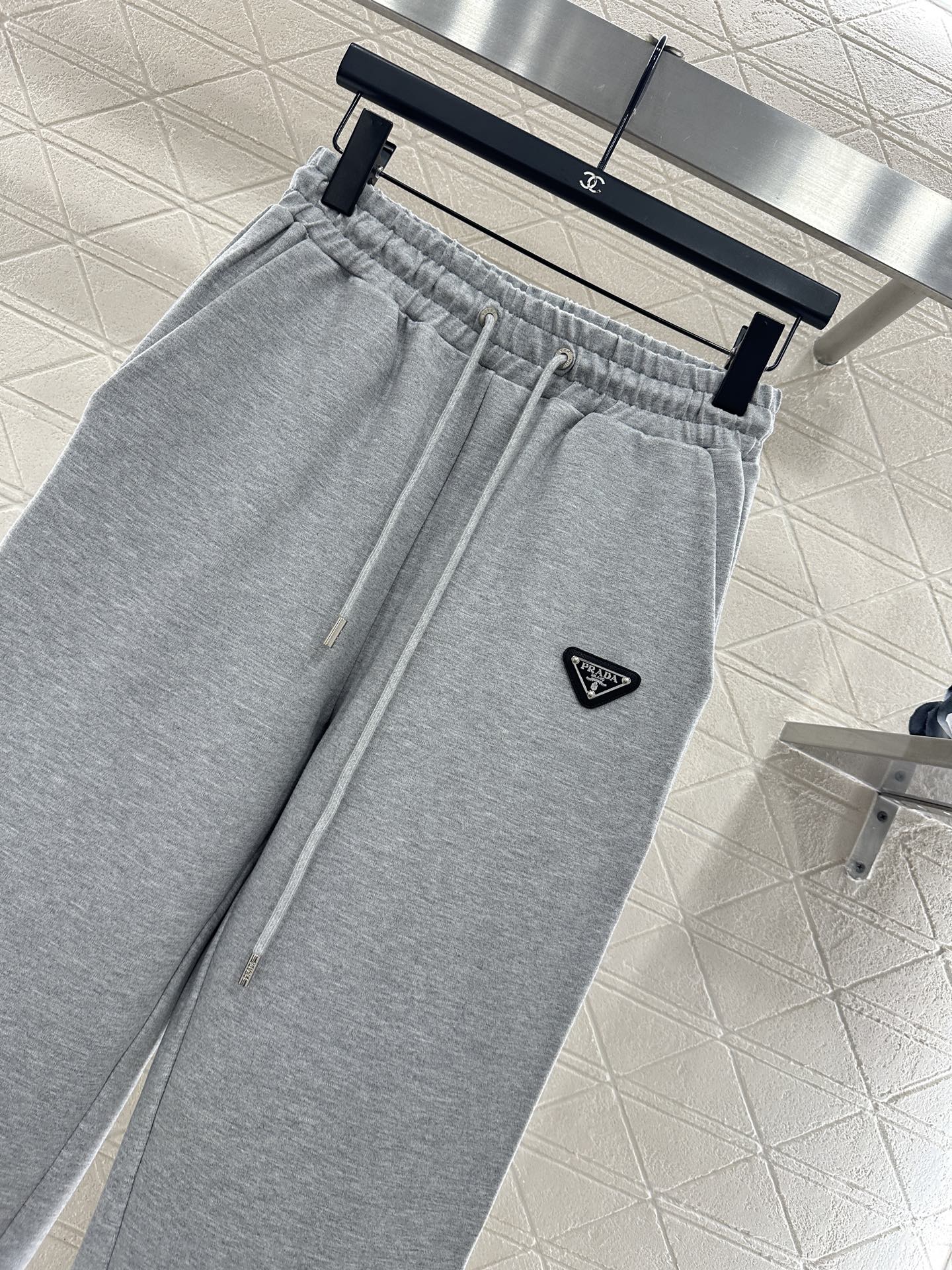 ♥Prad*♥2025新品上架 两面穿连帽外套长裤套装定制YB进口材质，质感光泽，垂感十足，连帽抽绳拉链