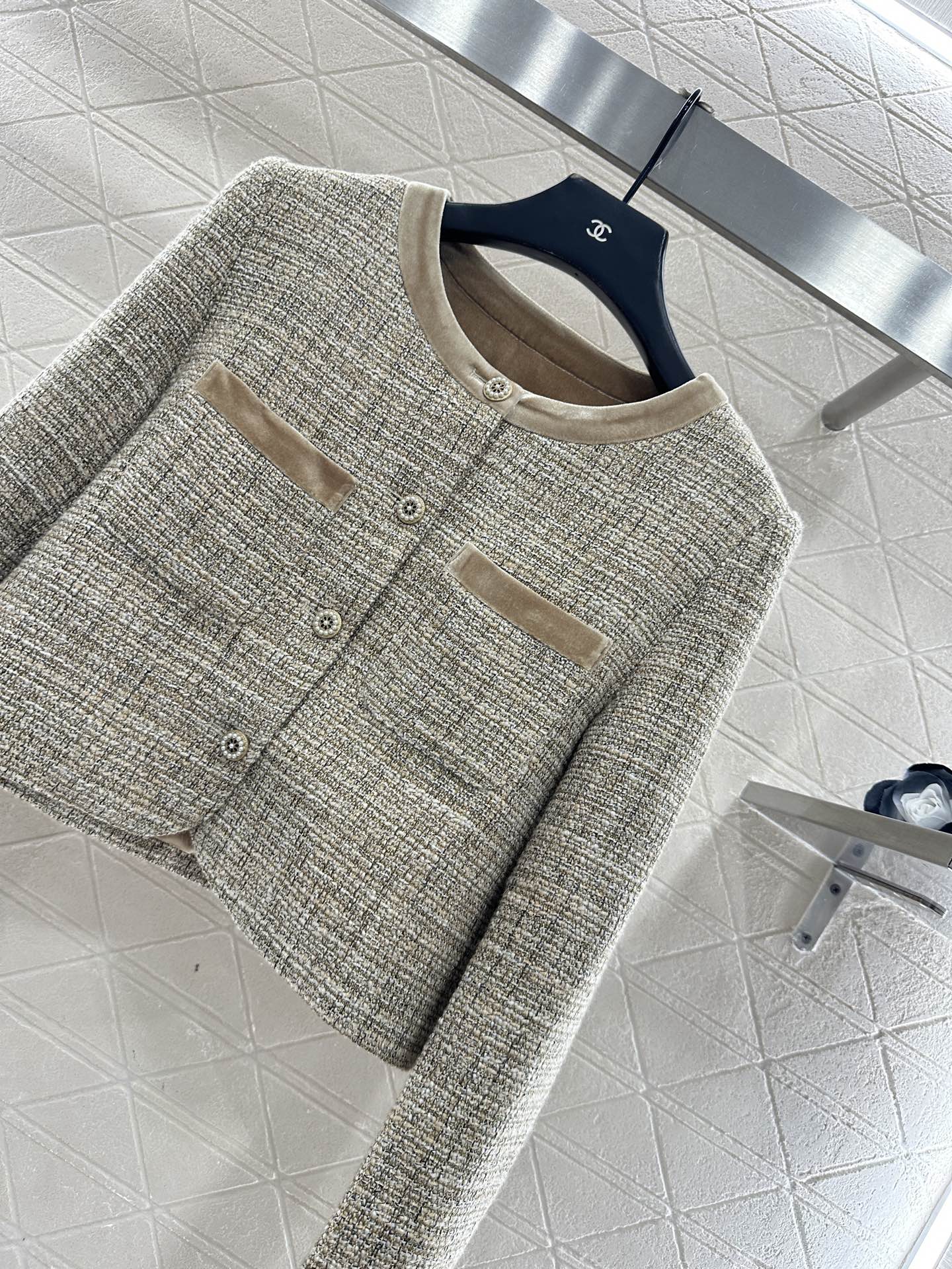 ♥Chane*♥2025新品上架 丝绒包边外套半裙套装定制YB进口粗纺毛呢材质，质感光泽，品相十足，圆领