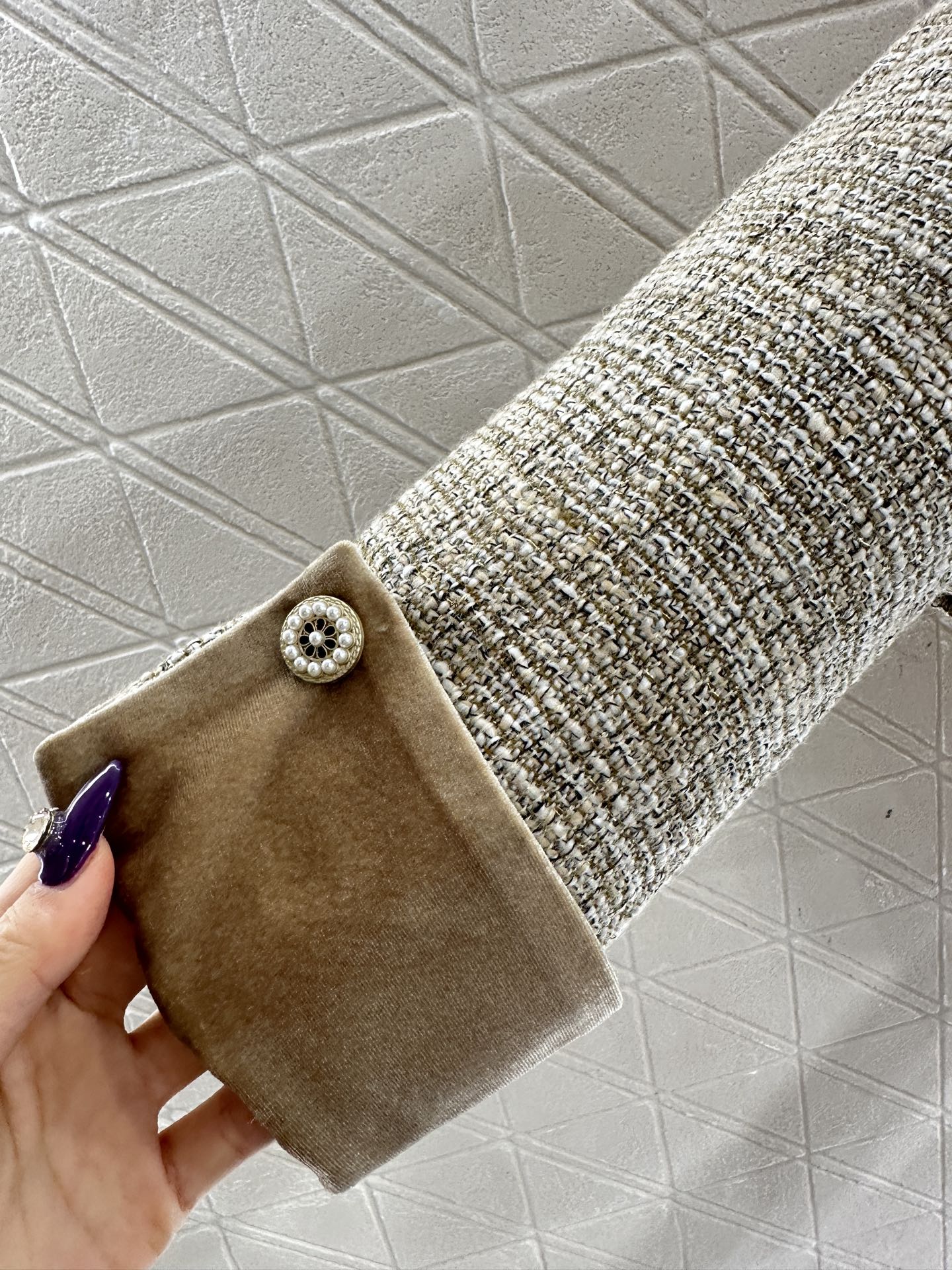 ♥Chane*♥2025新品上架 丝绒包边外套半裙套装定制YB进口粗纺毛呢材质，质感光泽，品相十足，圆领