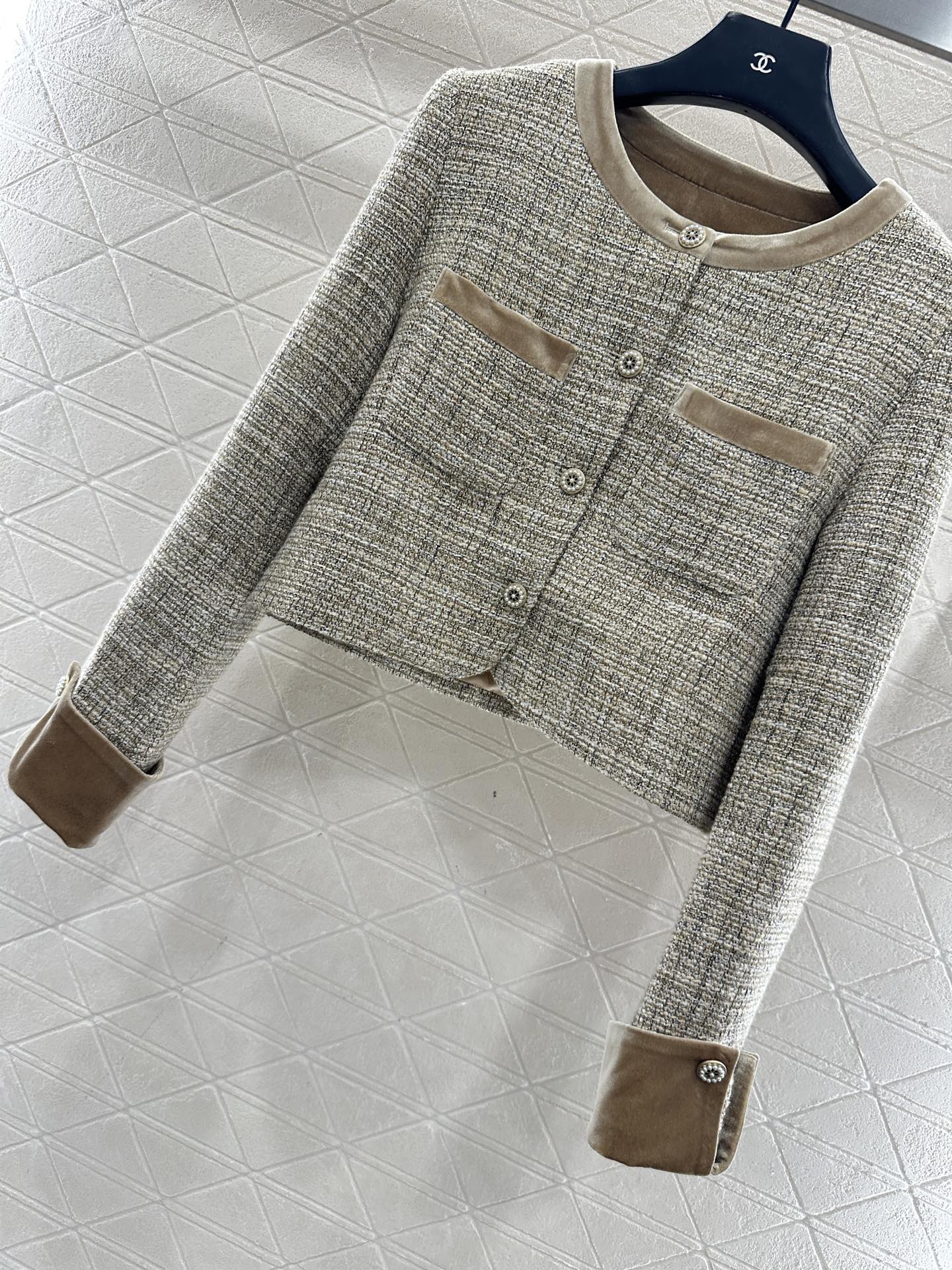 ♥Chane*♥2025新品上架 丝绒包边外套半裙套装定制YB进口粗纺毛呢材质，质感光泽，品相十足，圆领