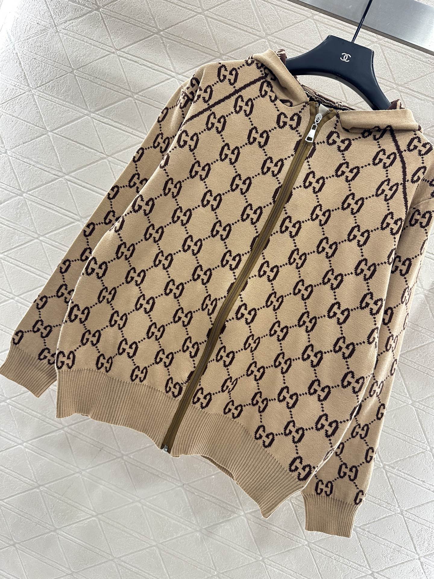 ♥Gucc*♥2025新品上架 双G提花针织连帽外套定制YB羊毛纱线织造，质感细腻，穿搭舒适，连帽外套版