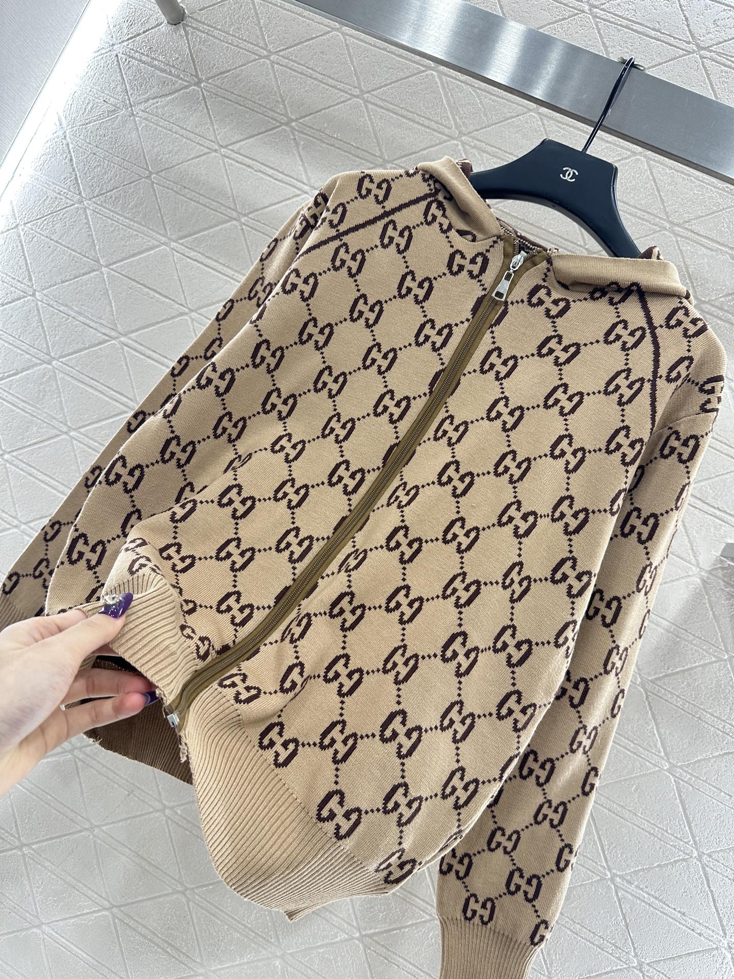 ♥Gucc*♥2025新品上架 双G提花针织连帽外套定制YB羊毛纱线织造，质感细腻，穿搭舒适，连帽外套版