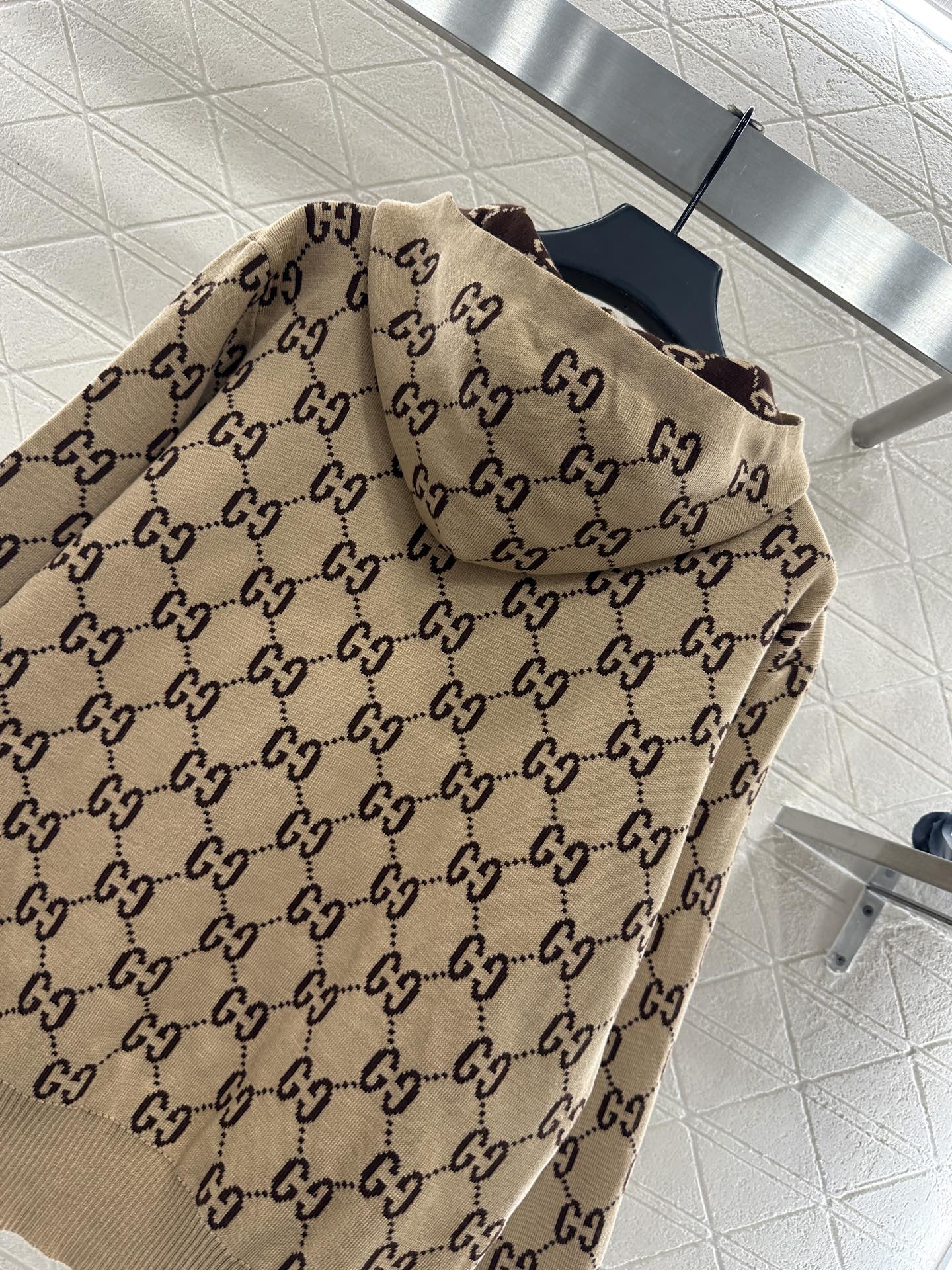 ♥Gucc*♥2025新品上架 双G提花针织连帽外套定制YB羊毛纱线织造，质感细腻，穿搭舒适，连帽外套版