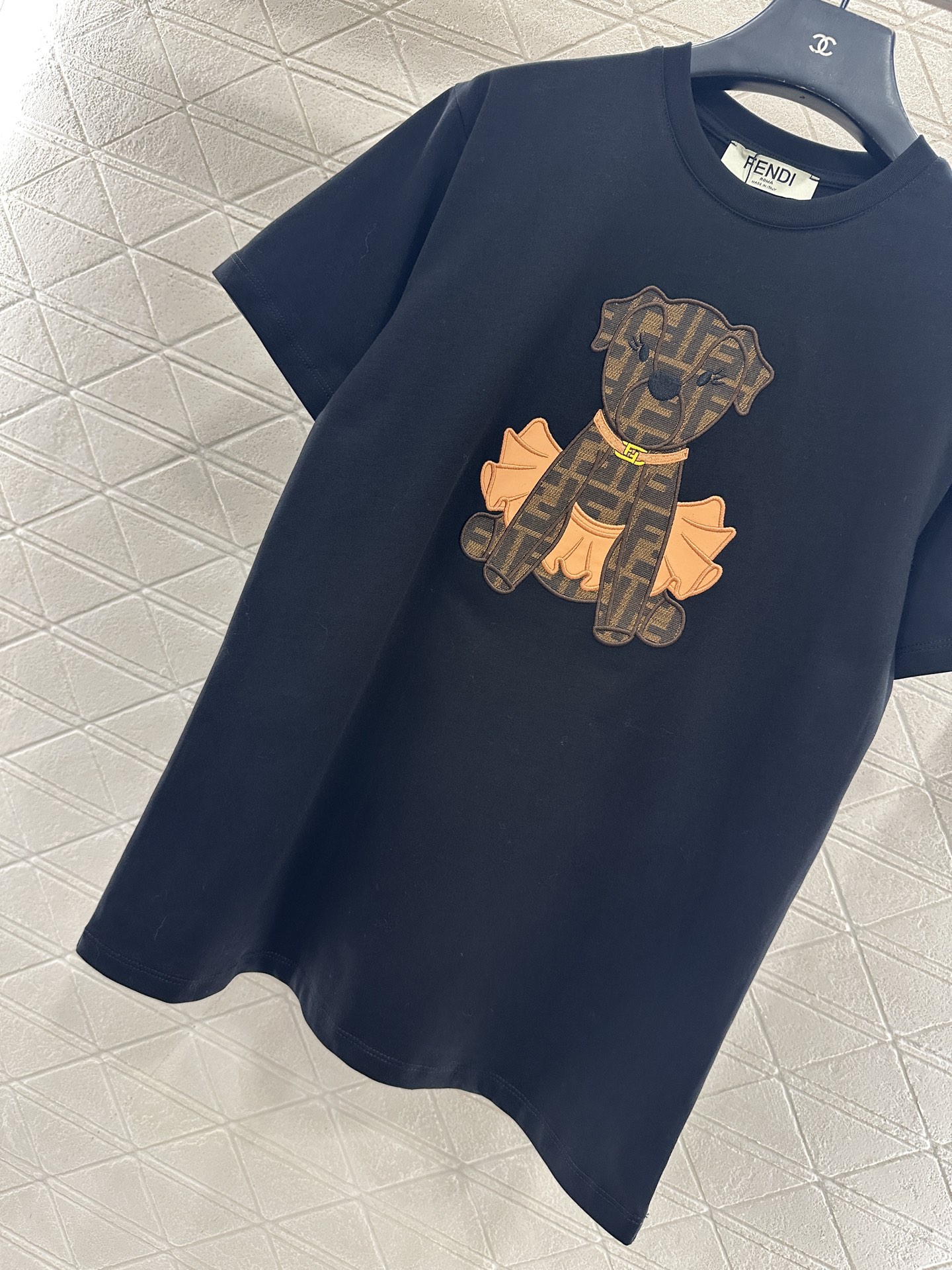 ♥Fend*♥2025新品上架 圆领提花卡通𝑇𝑒𝑒定制YB斜纹全棉材质，质感细腻，舒适透气，宽松短袖裁剪