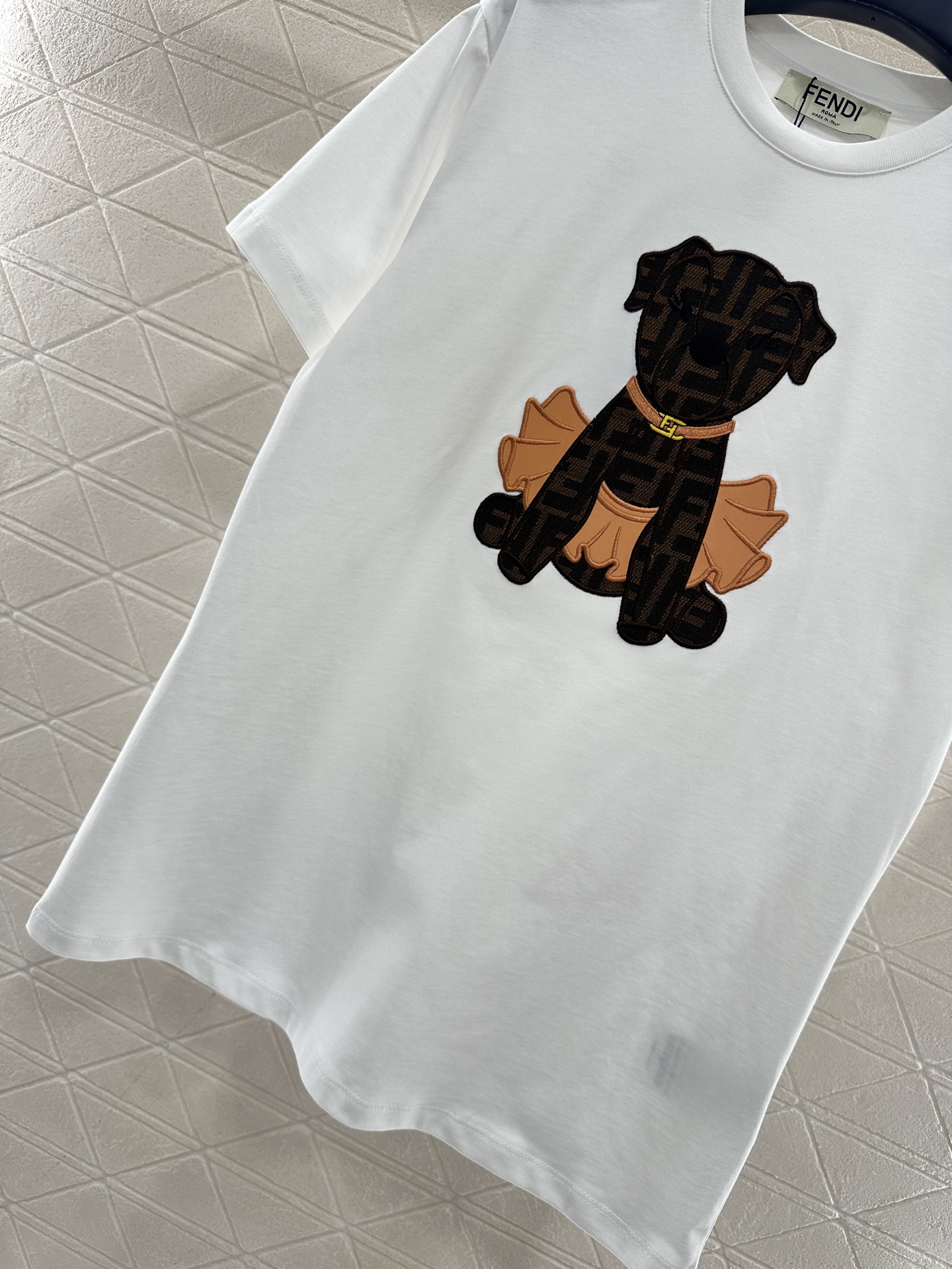 ♥Fend*♥2025新品上架 圆领提花卡通𝑇𝑒𝑒定制YB斜纹全棉材质，质感细腻，舒适透气，宽松短袖裁剪