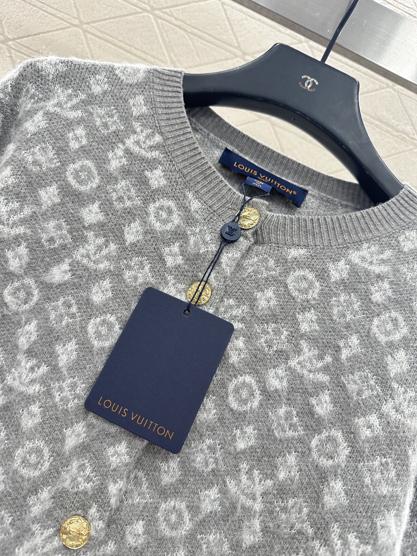 ♥Louis vuitto*♥2025新品上架 提花圆领针织开衫定制YB羊毛针织材质，质感高级，舒适柔软