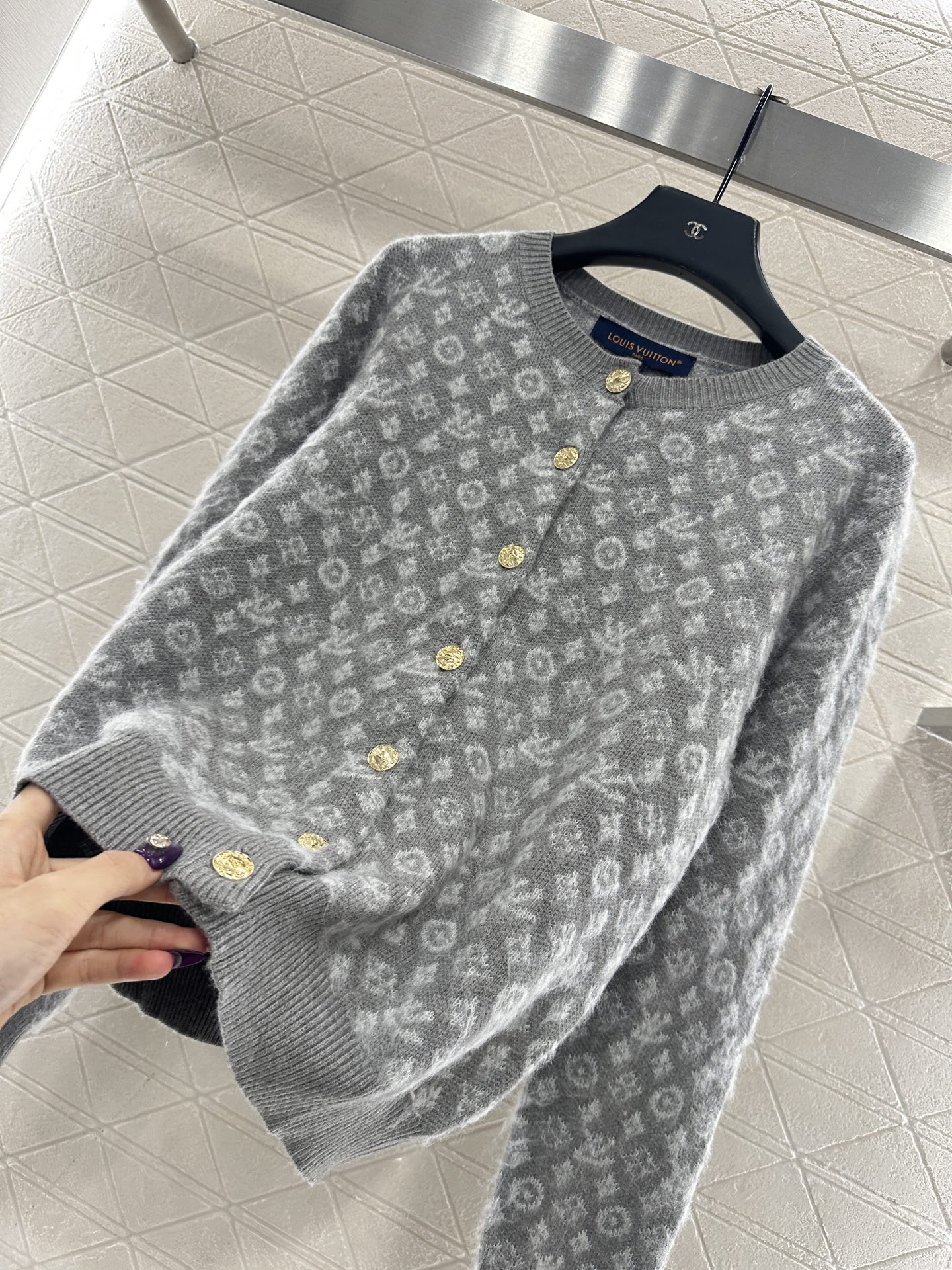 ♥Louis vuitto*♥2025新品上架 提花圆领针织开衫定制YB羊毛针织材质，质感高级，舒适柔软