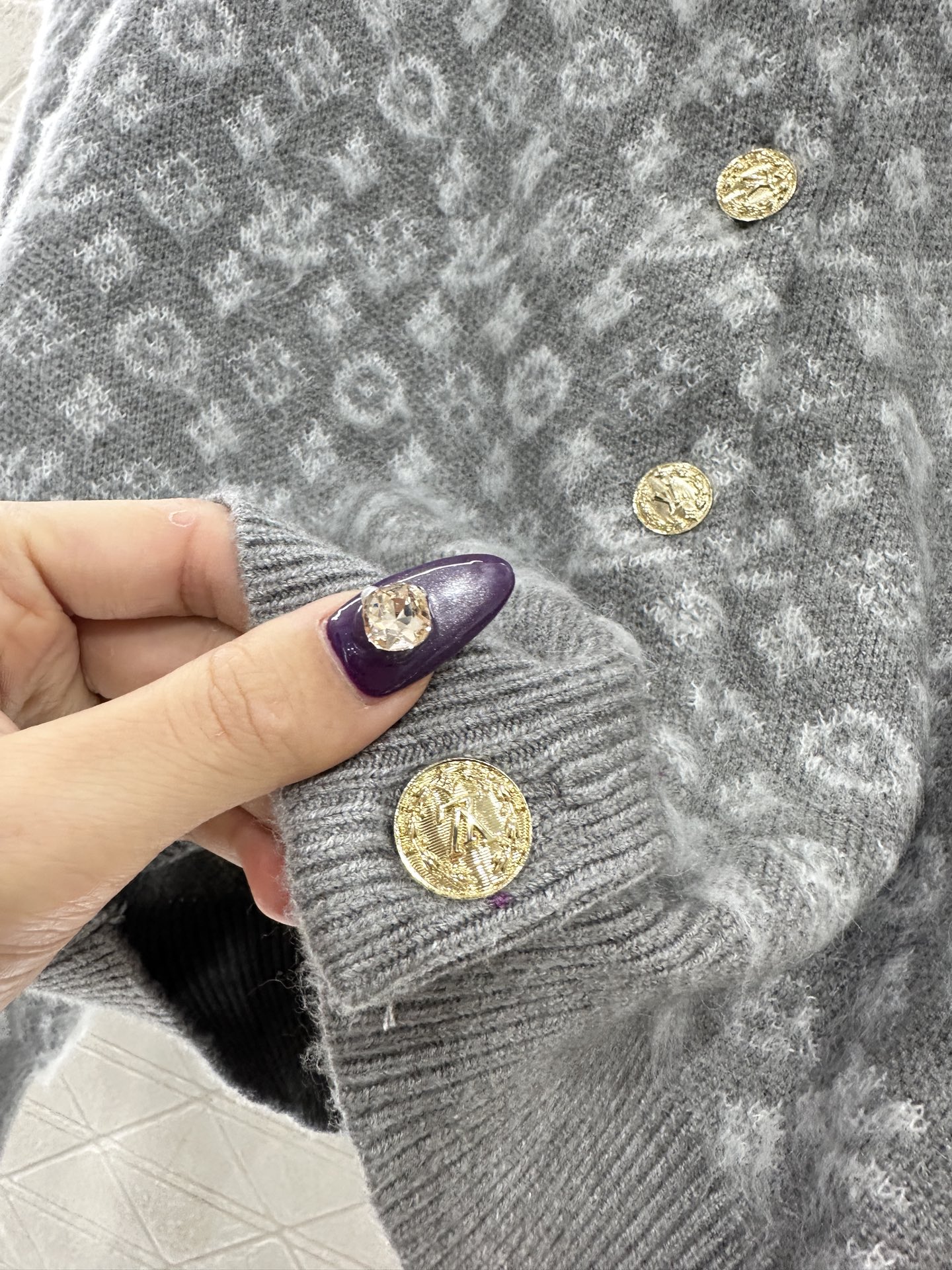 ♥Louis vuitto*♥2025新品上架 提花圆领针织开衫定制YB羊毛针织材质，质感高级，舒适柔软