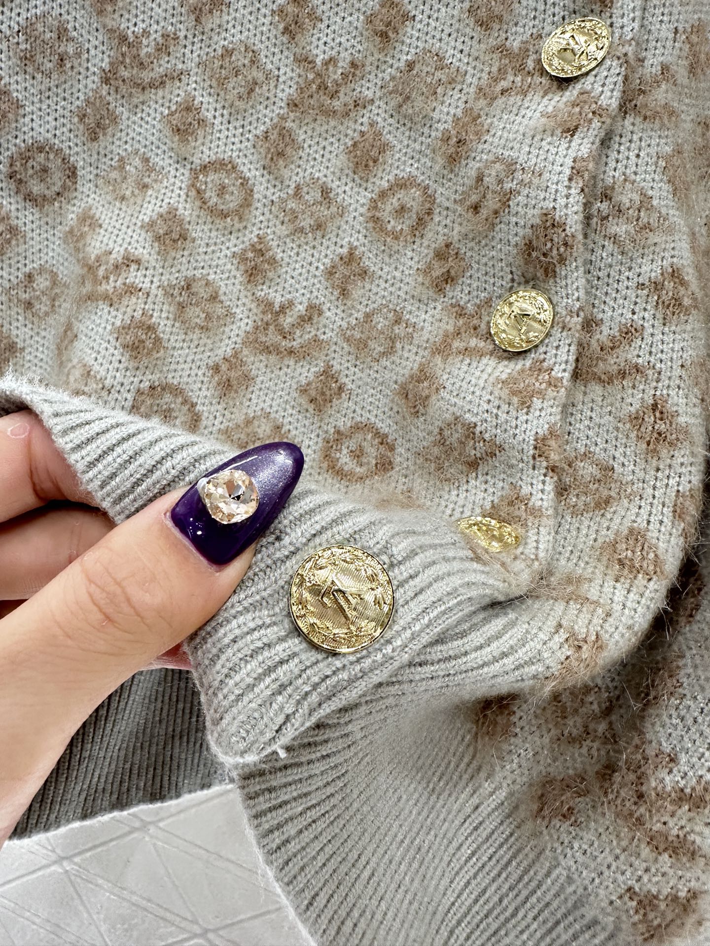 ♥Louis vuitto*♥2025新品上架 提花圆领针织开衫定制YB羊毛针织材质，质感高级，舒适柔软