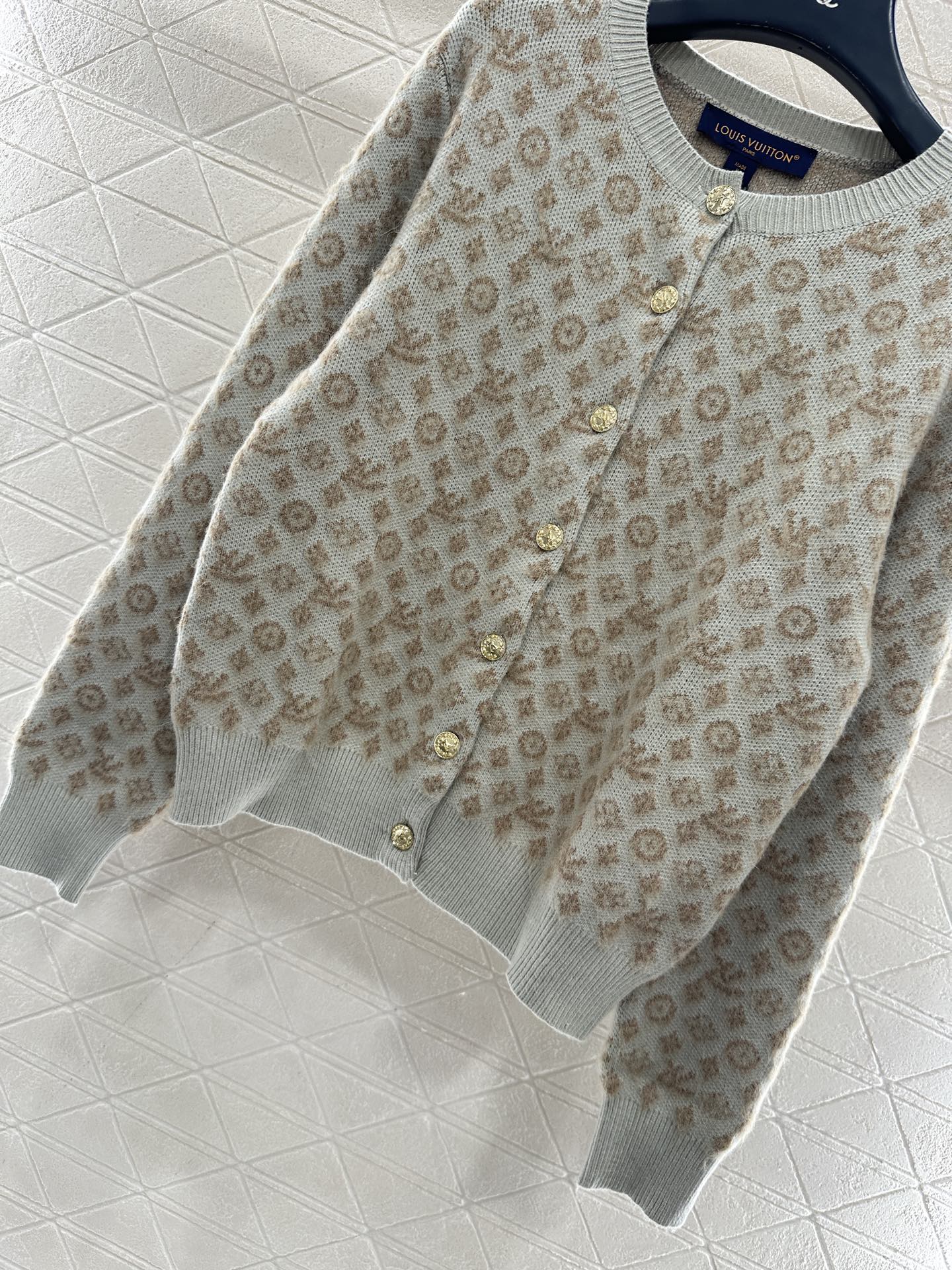 ♥Louis vuitto*♥2025新品上架 提花圆领针织开衫定制YB羊毛针织材质，质感高级，舒适柔软