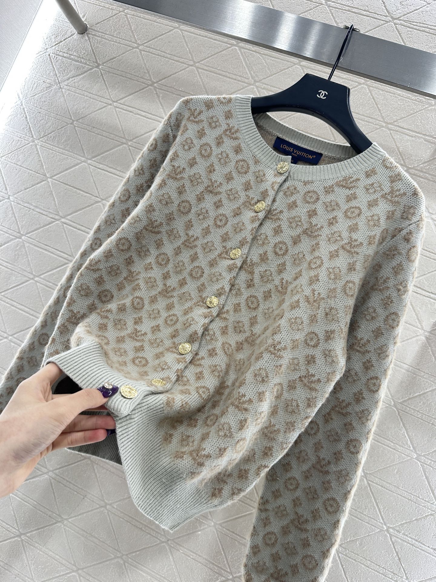 ♥Louis vuitto*♥2025新品上架 提花圆领针织开衫定制YB羊毛针织材质，质感高级，舒适柔软