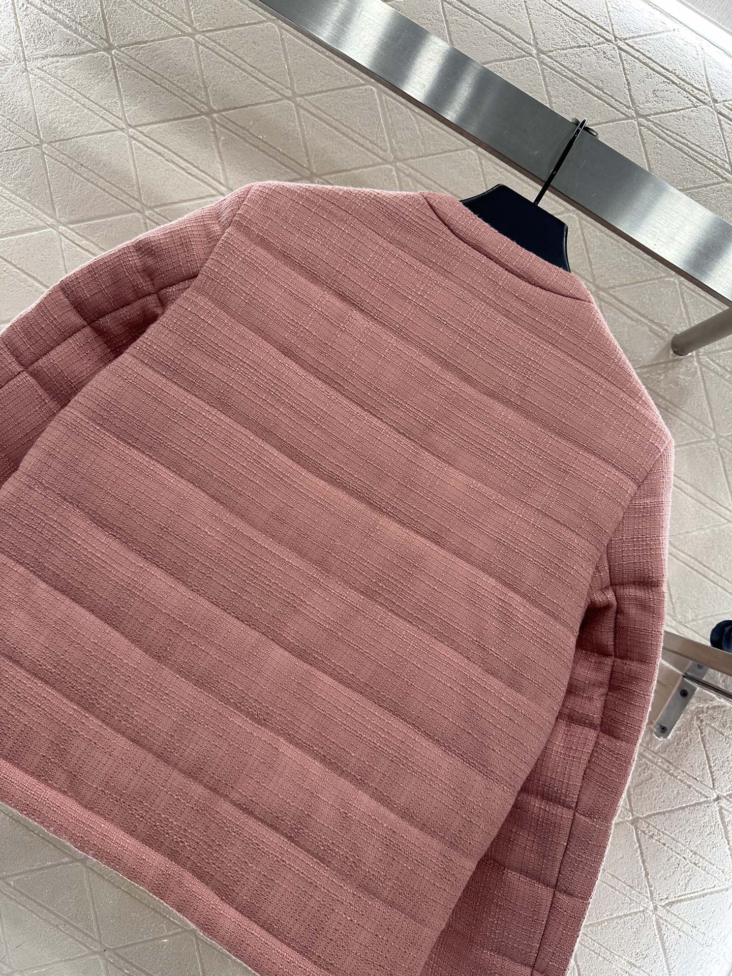 ♥Gucc*♥2025新品上架 圆领洋装棉服外套定制YB进口粗纺材质，肌理明显，质感十足，衔棉填充内里，