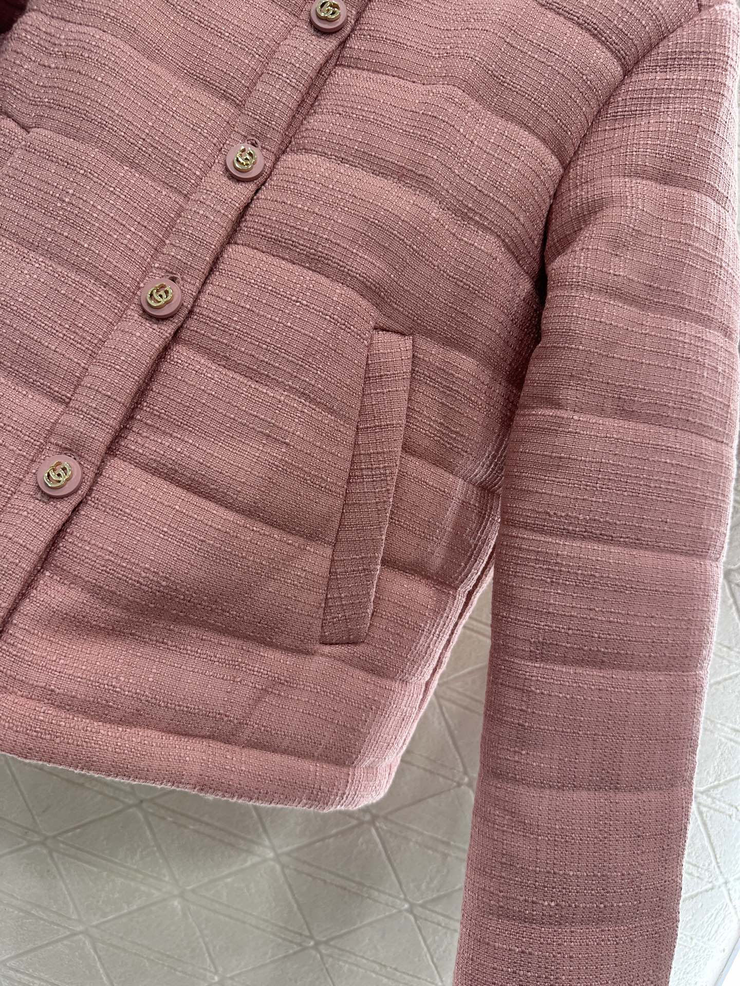 ♥Gucc*♥2025新品上架 圆领洋装棉服外套定制YB进口粗纺材质，肌理明显，质感十足，衔棉填充内里，