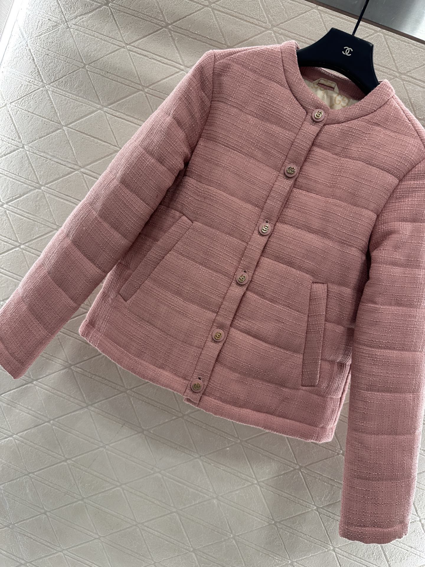 ♥Gucc*♥2025新品上架 圆领洋装棉服外套定制YB进口粗纺材质，肌理明显，质感十足，衔棉填充内里，