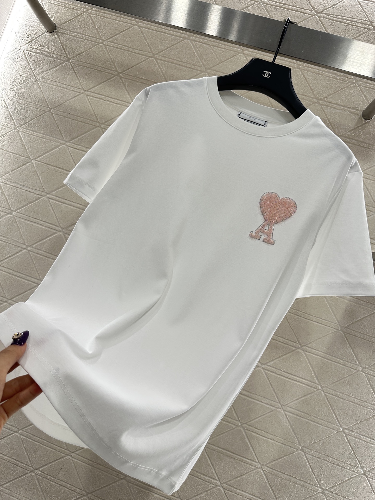 ♥Ami*♥2025新品上架 钉珠刺绣圆领𝑇𝑒𝑒定制YB原生全棉材质，透气舒适，质感十足，常规T恤裁剪，