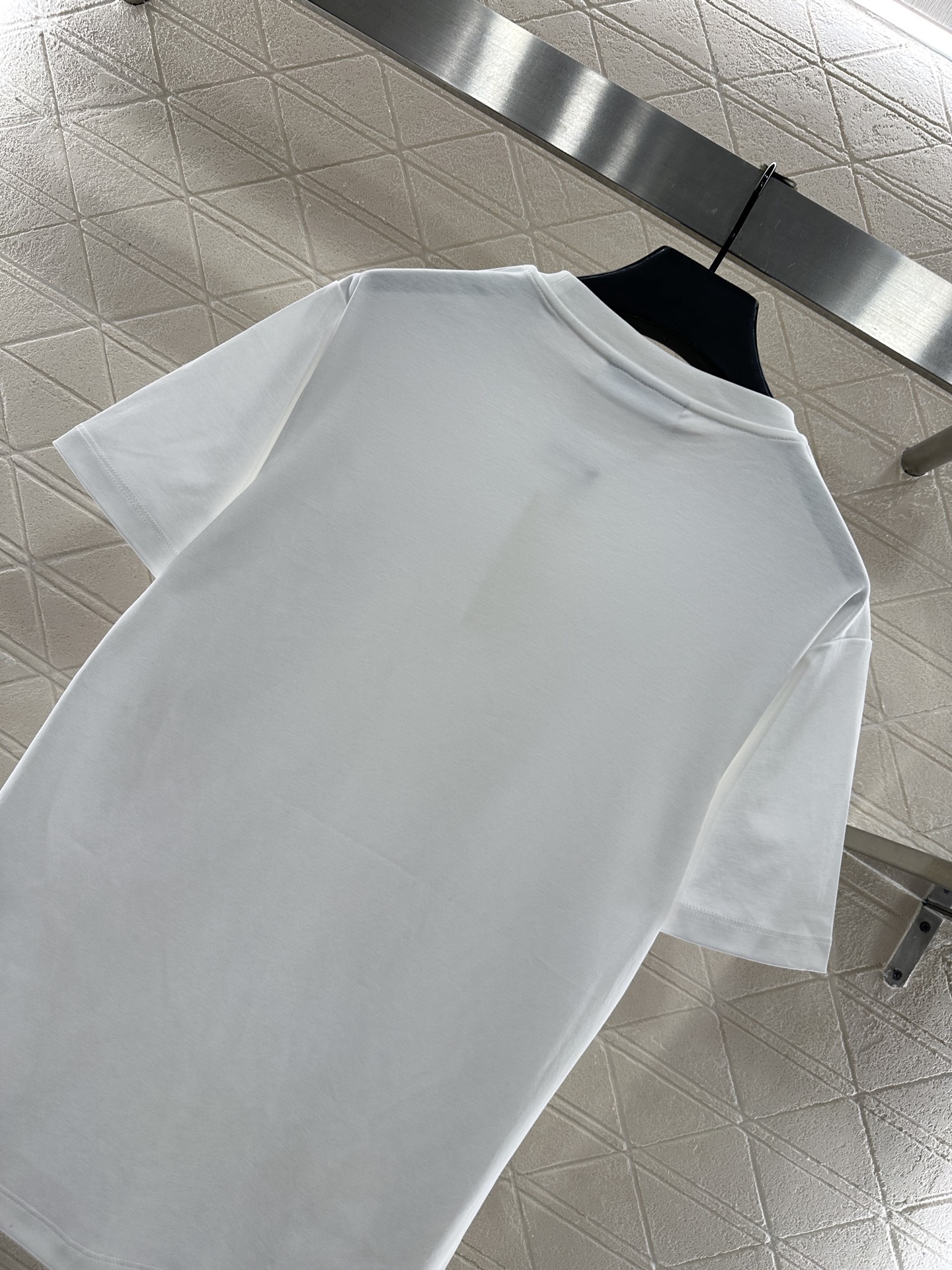 ♥Ami*♥2025新品上架 钉珠刺绣圆领𝑇𝑒𝑒定制YB原生全棉材质，透气舒适，质感十足，常规T恤裁剪，