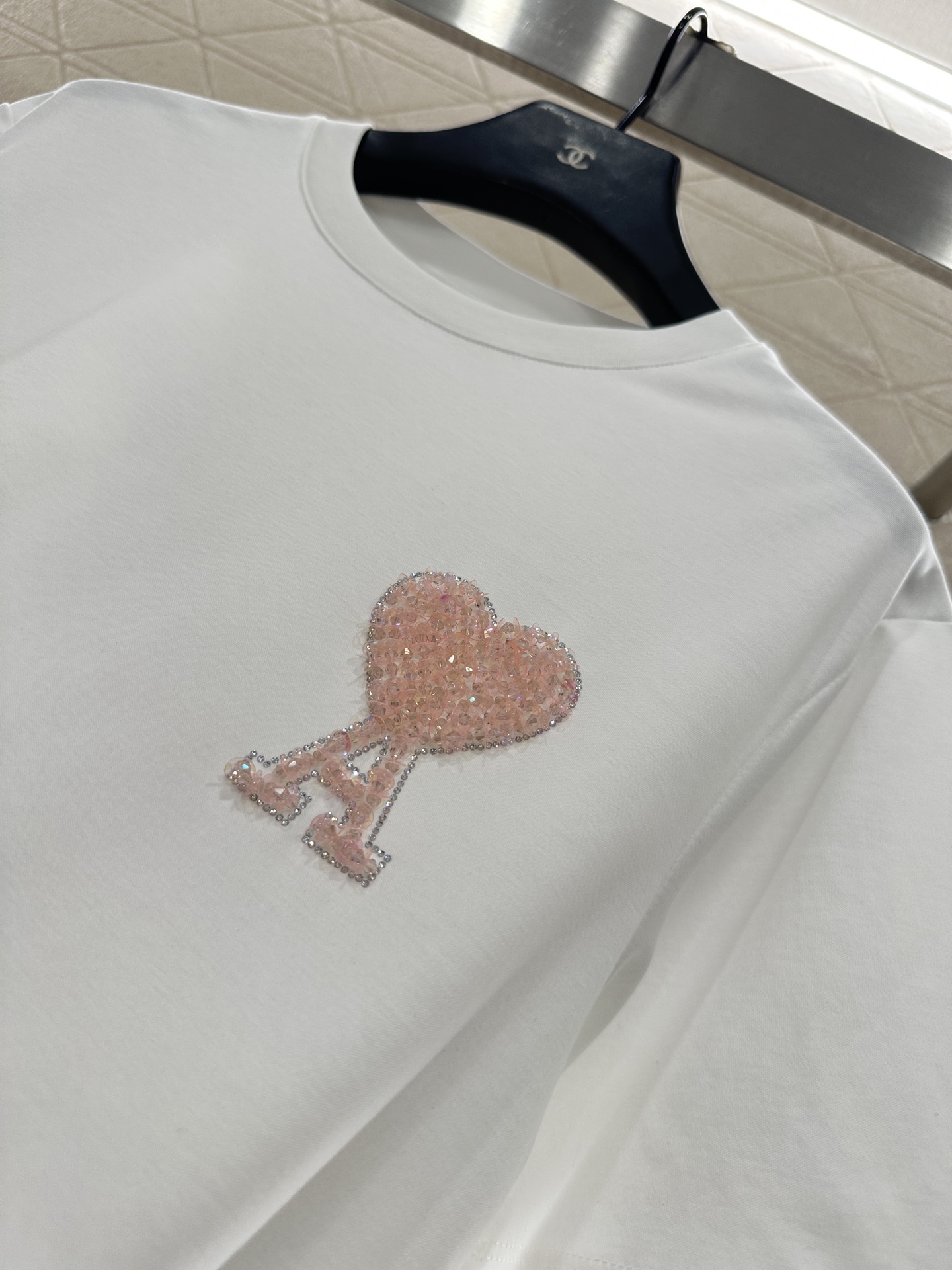 ♥Ami*♥2025新品上架 钉珠刺绣圆领𝑇𝑒𝑒定制YB原生全棉材质，透气舒适，质感十足，常规T恤裁剪，