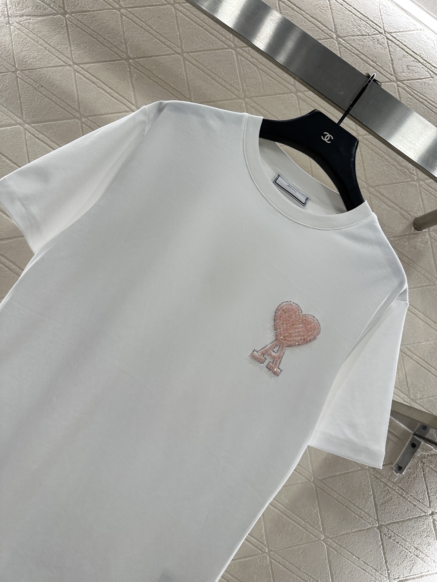 ♥Ami*♥2025新品上架 钉珠刺绣圆领𝑇𝑒𝑒定制YB原生全棉材质，透气舒适，质感十足，常规T恤裁剪，