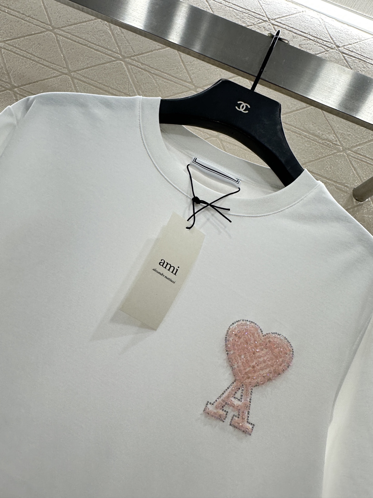 ♥Ami*♥2025新品上架 钉珠刺绣圆领𝑇𝑒𝑒定制YB原生全棉材质，透气舒适，质感十足，常规T恤裁剪，