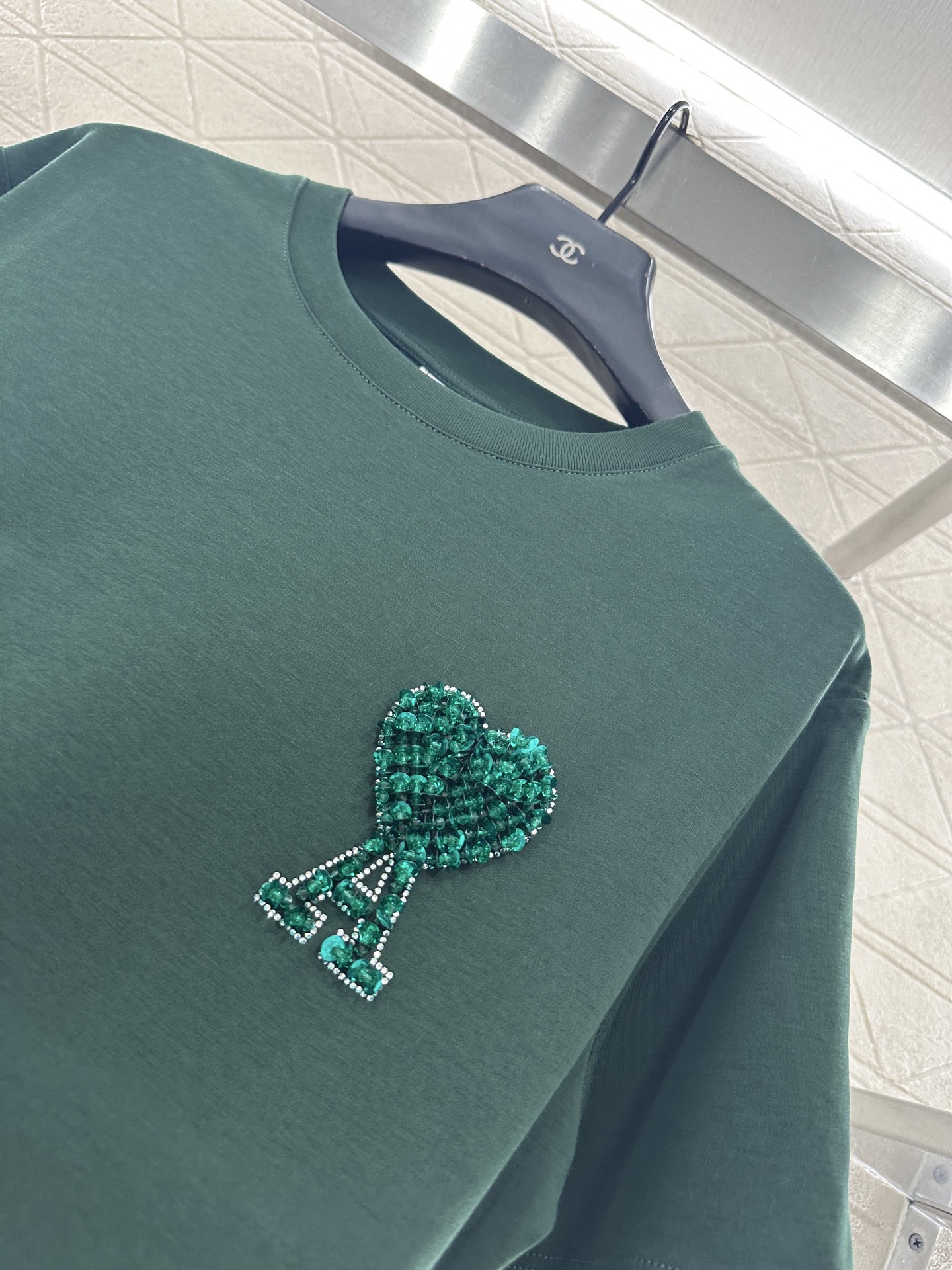 ♥Ami*♥2025新品上架 钉珠刺绣圆领𝑇𝑒𝑒定制YB原生全棉材质，透气舒适，质感十足，常规T恤裁剪，