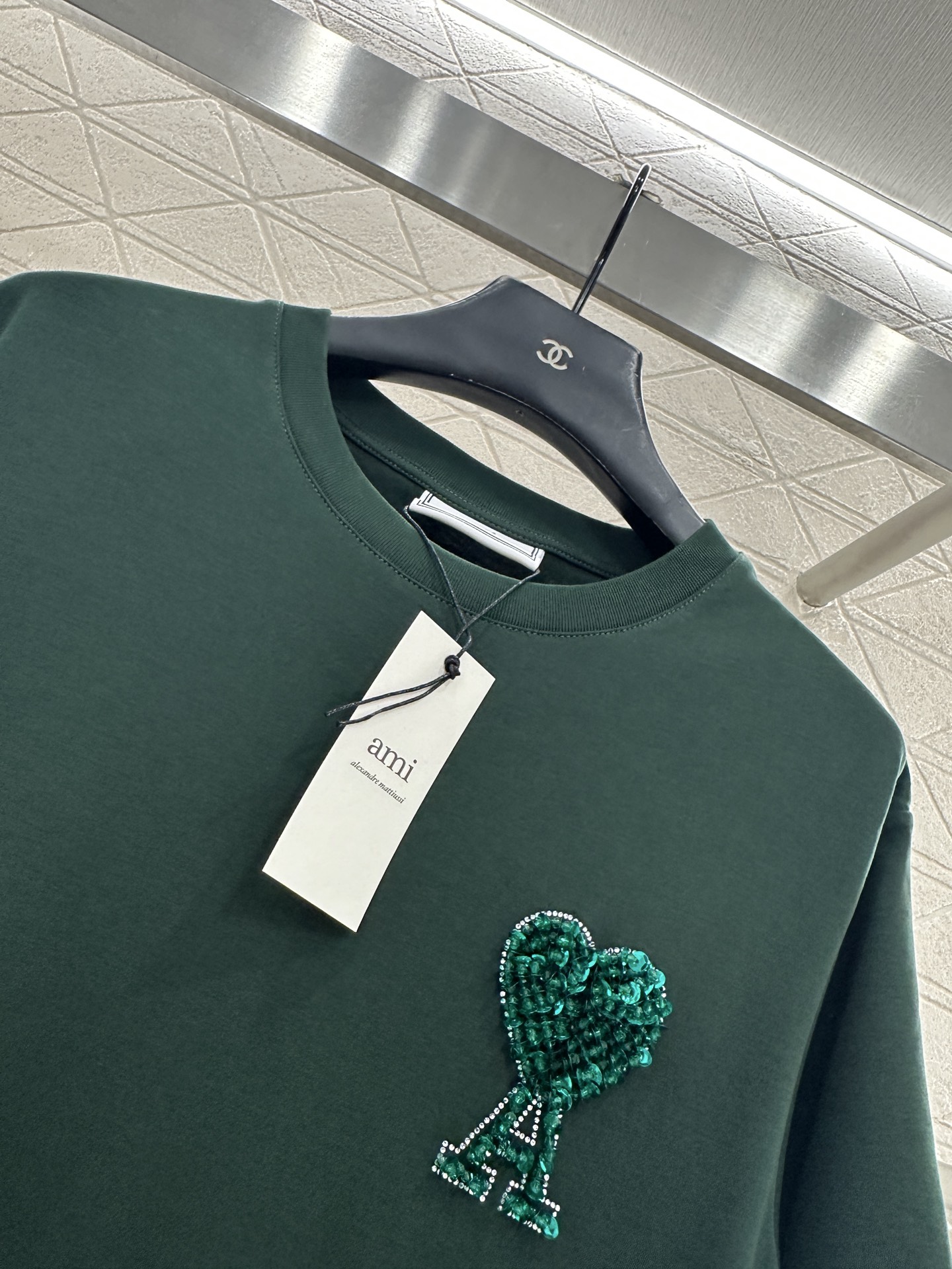 ♥Ami*♥2025新品上架 钉珠刺绣圆领𝑇𝑒𝑒定制YB原生全棉材质，透气舒适，质感十足，常规T恤裁剪，