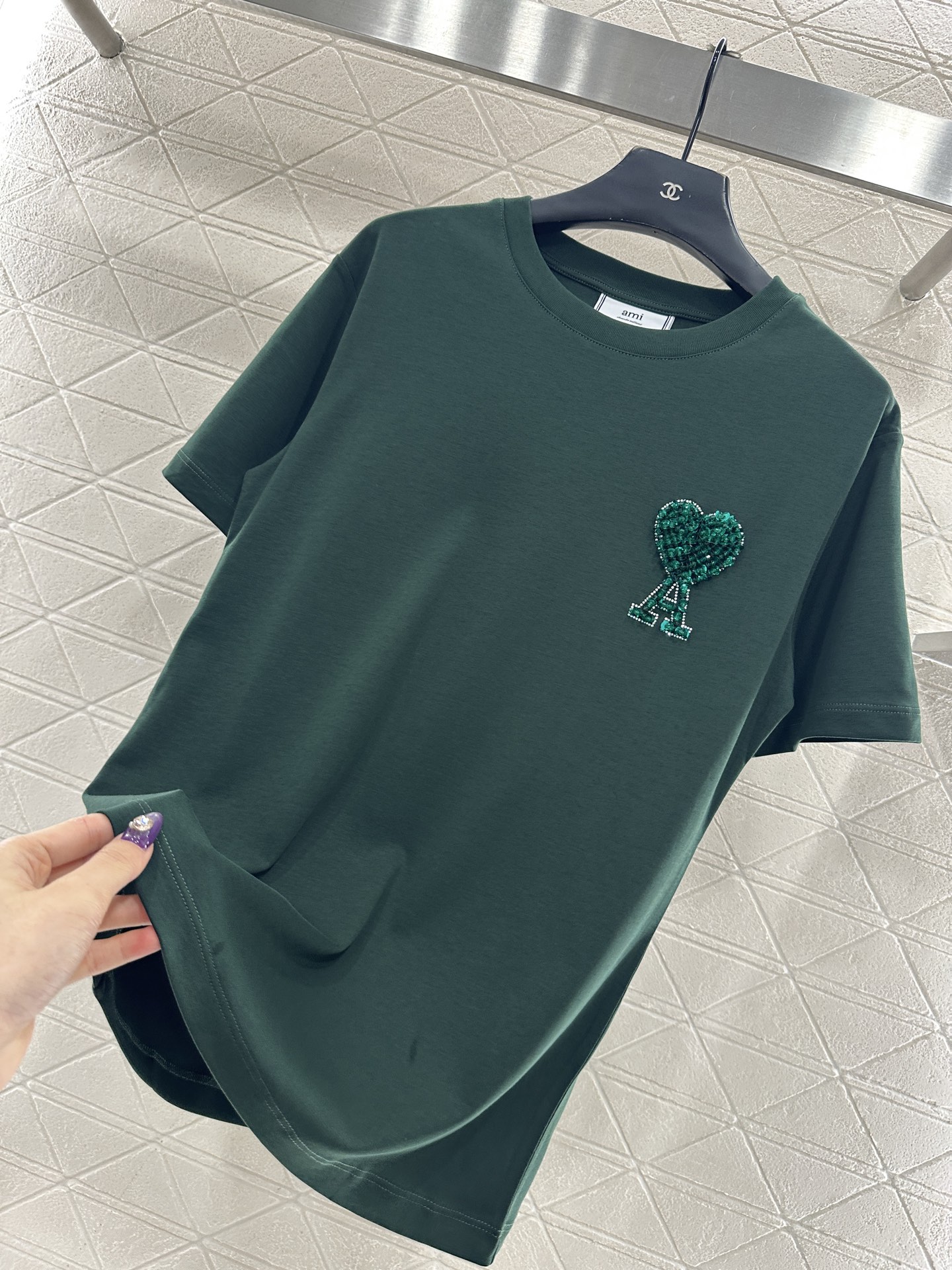 ♥Ami*♥2025新品上架 钉珠刺绣圆领𝑇𝑒𝑒定制YB原生全棉材质，透气舒适，质感十足，常规T恤裁剪，