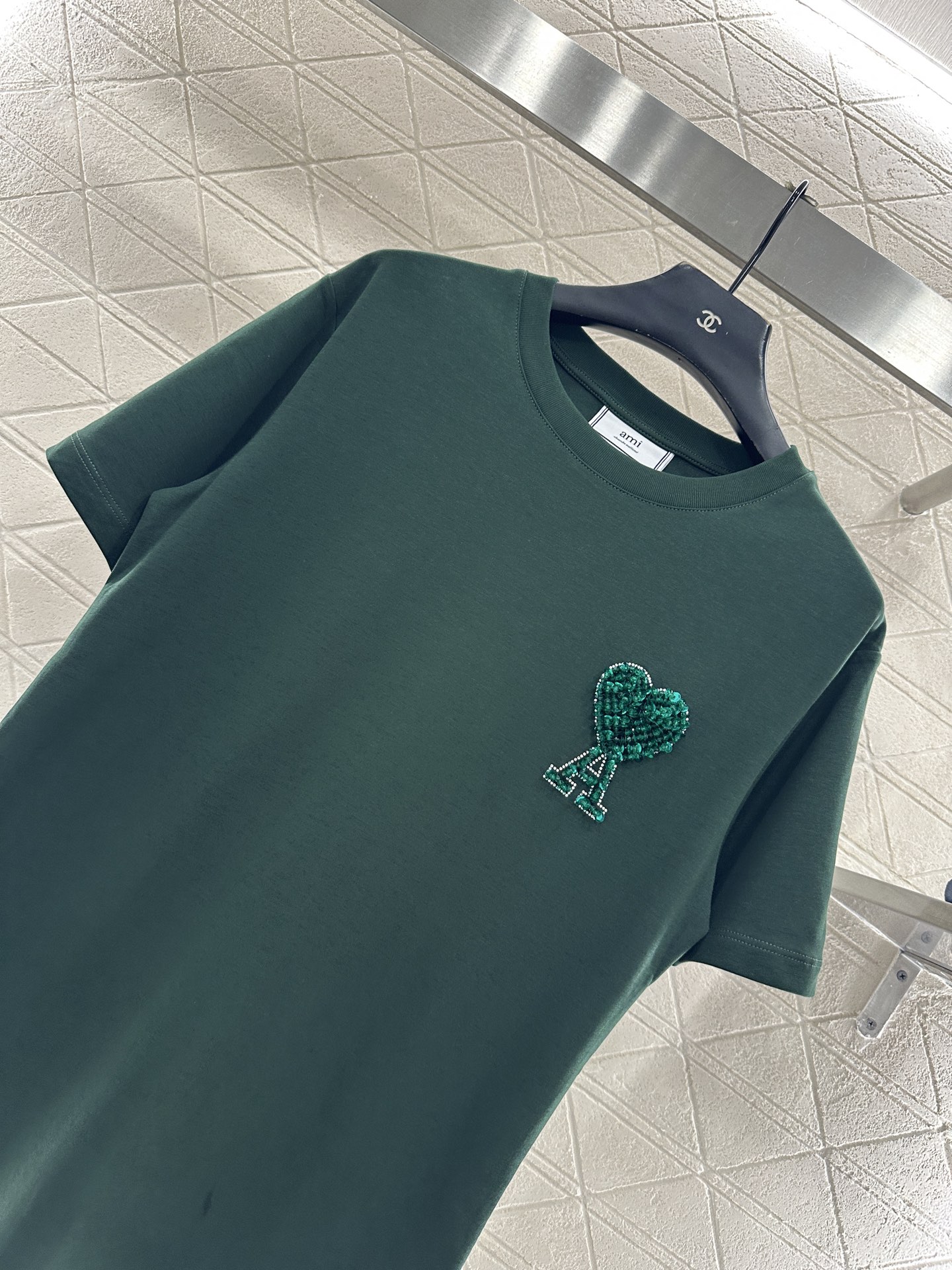♥Ami*♥2025新品上架 钉珠刺绣圆领𝑇𝑒𝑒定制YB原生全棉材质，透气舒适，质感十足，常规T恤裁剪，