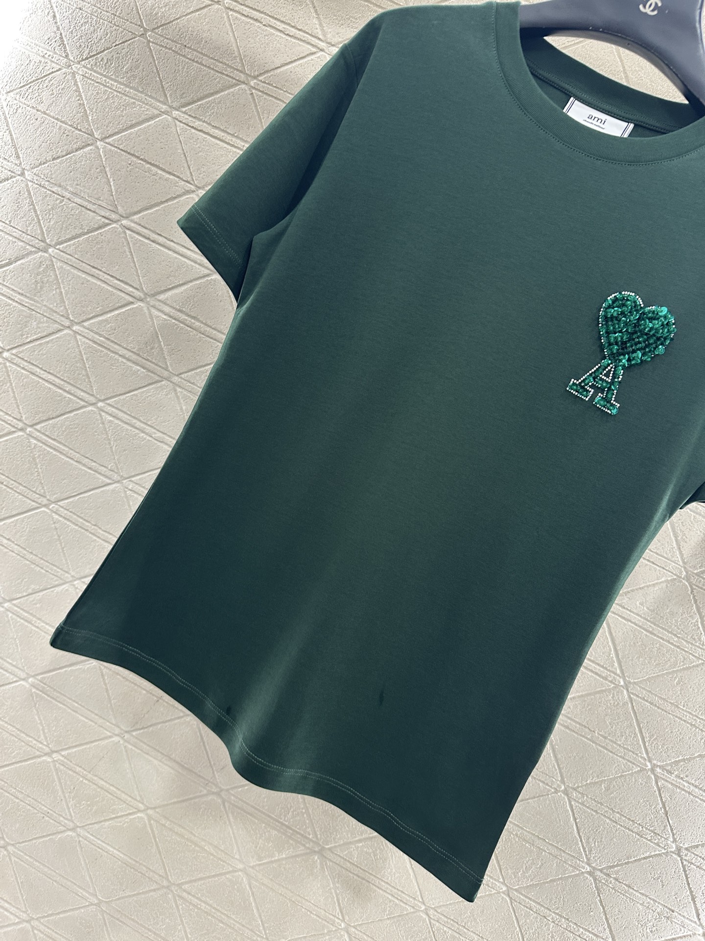 ♥Ami*♥2025新品上架 钉珠刺绣圆领𝑇𝑒𝑒定制YB原生全棉材质，透气舒适，质感十足，常规T恤裁剪，