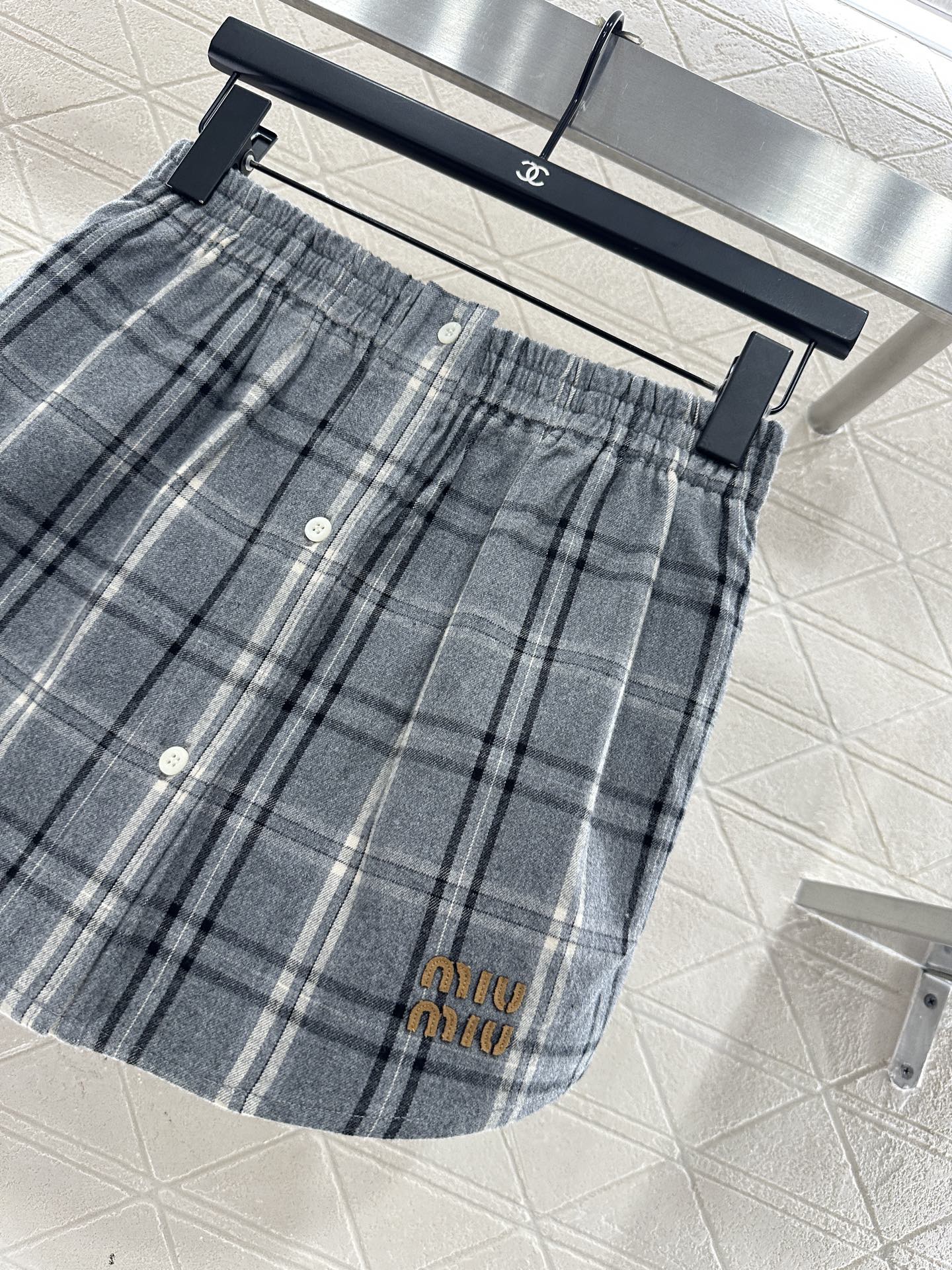 ♥Miumi♥2025新品上架 对格对条格纹高腰弹力半裙通体饰以全棉毛呢材质，质感柔软舒适，时髦洋气，松