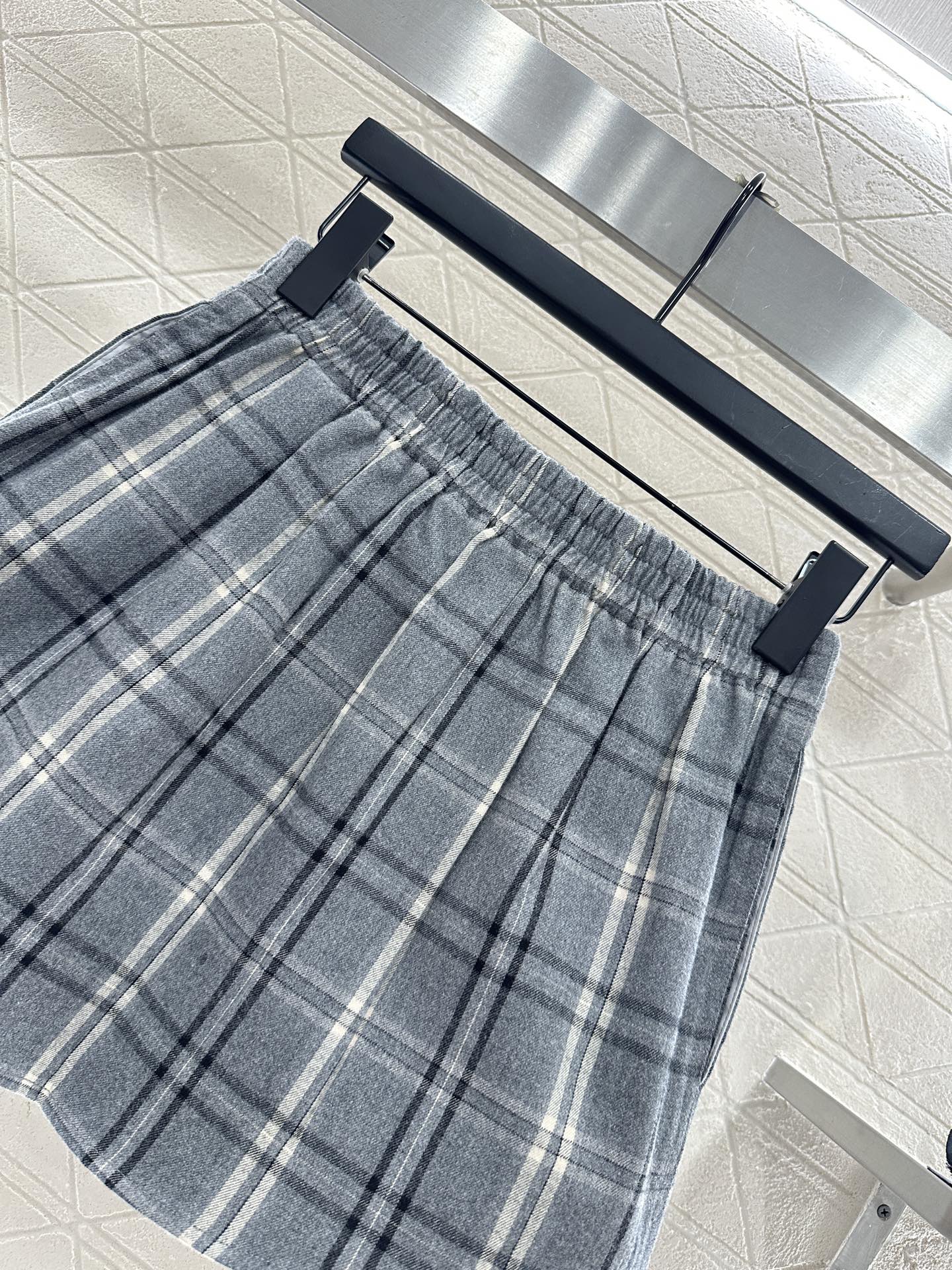 ♥Miumi♥2025新品上架 对格对条格纹高腰弹力半裙通体饰以全棉毛呢材质，质感柔软舒适，时髦洋气，松