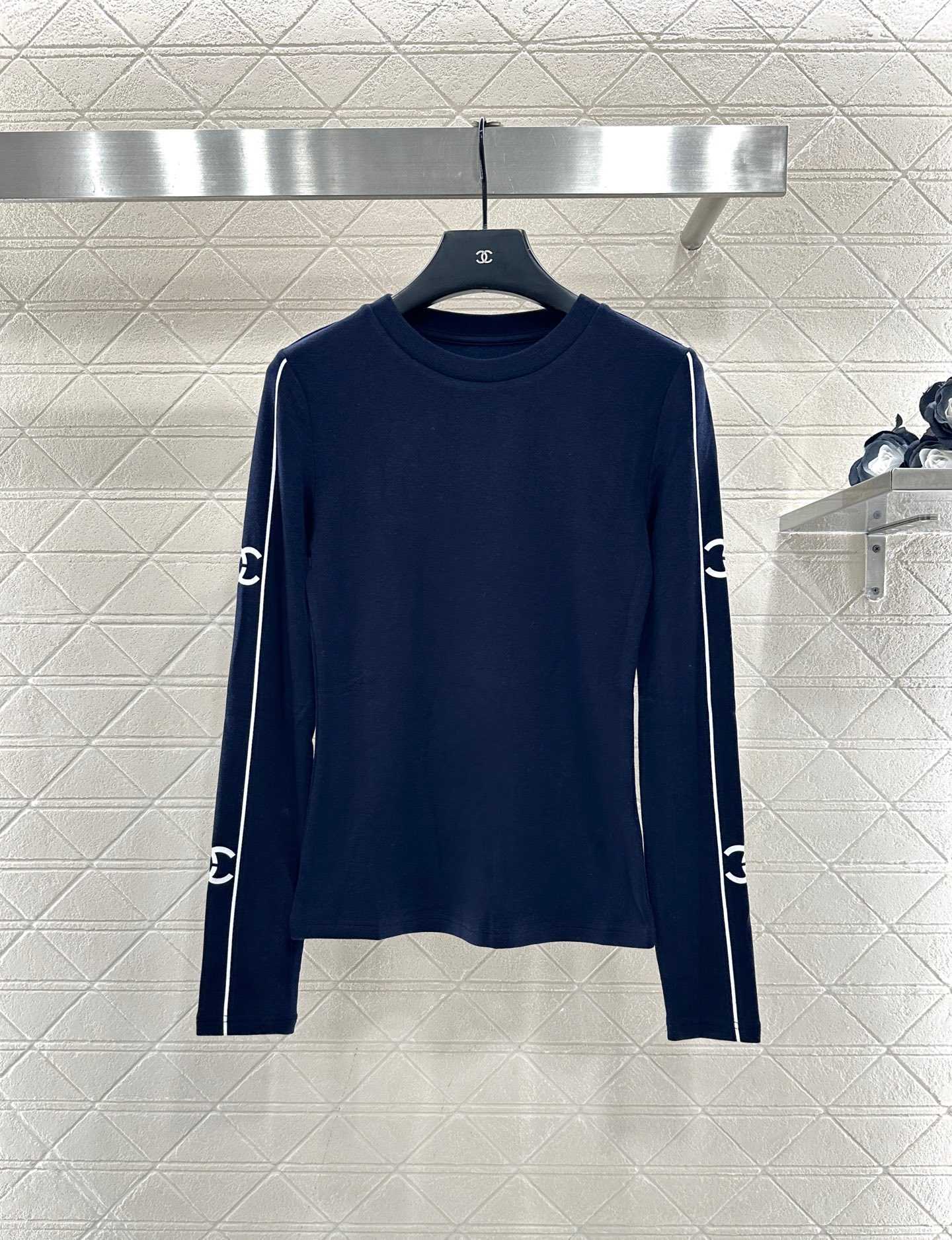 ♥Chane*♥2025新品上架 圆领长袖上衣定制YB全棉材质，质感细腻，穿搭舒适，圆领上衣剪裁，包边收