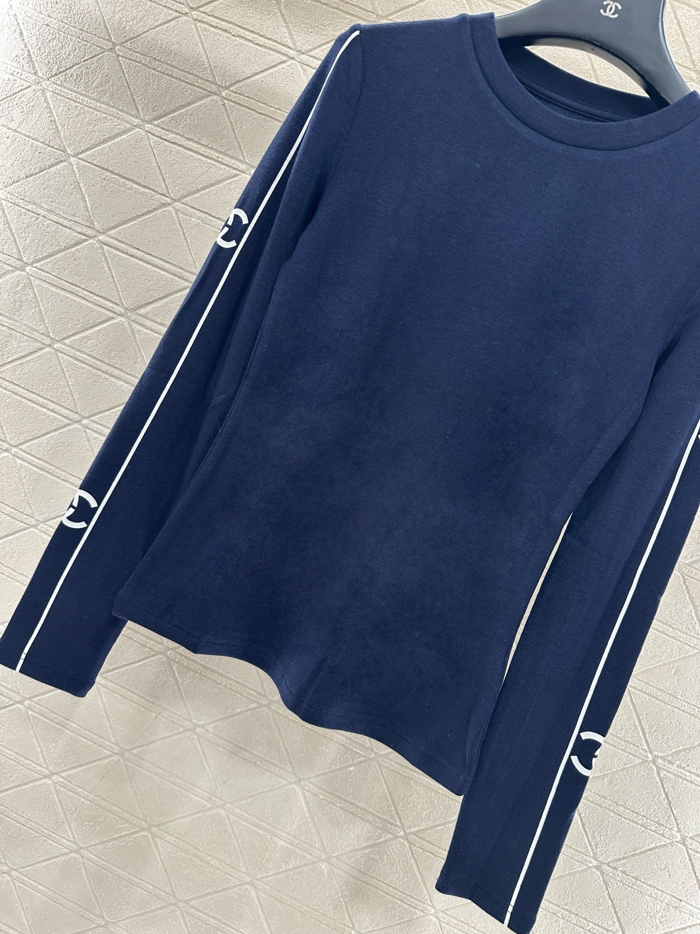 ♥Chane*♥2025新品上架 圆领长袖上衣定制YB全棉材质，质感细腻，穿搭舒适，圆领上衣剪裁，包边收