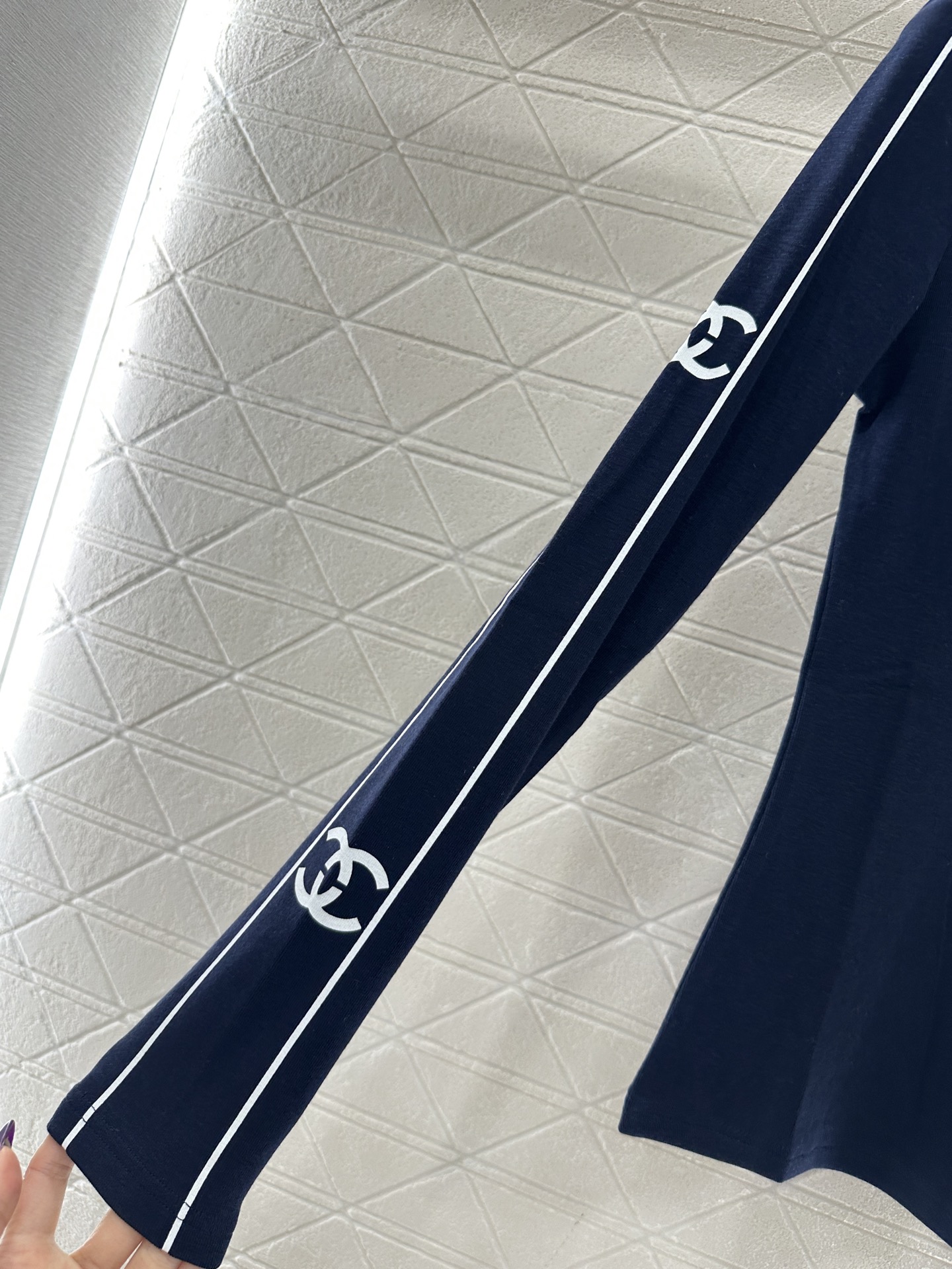 ♥Chane*♥2025新品上架 圆领长袖上衣定制YB全棉材质，质感细腻，穿搭舒适，圆领上衣剪裁，包边收