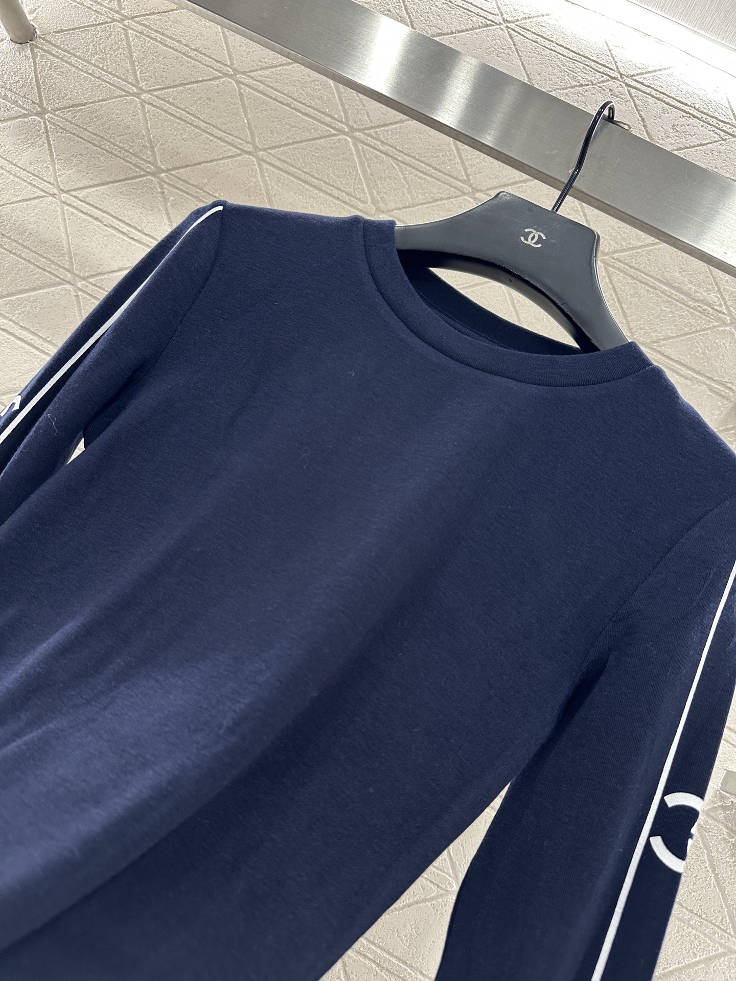 ♥Chane*♥2025新品上架 圆领长袖上衣定制YB全棉材质，质感细腻，穿搭舒适，圆领上衣剪裁，包边收