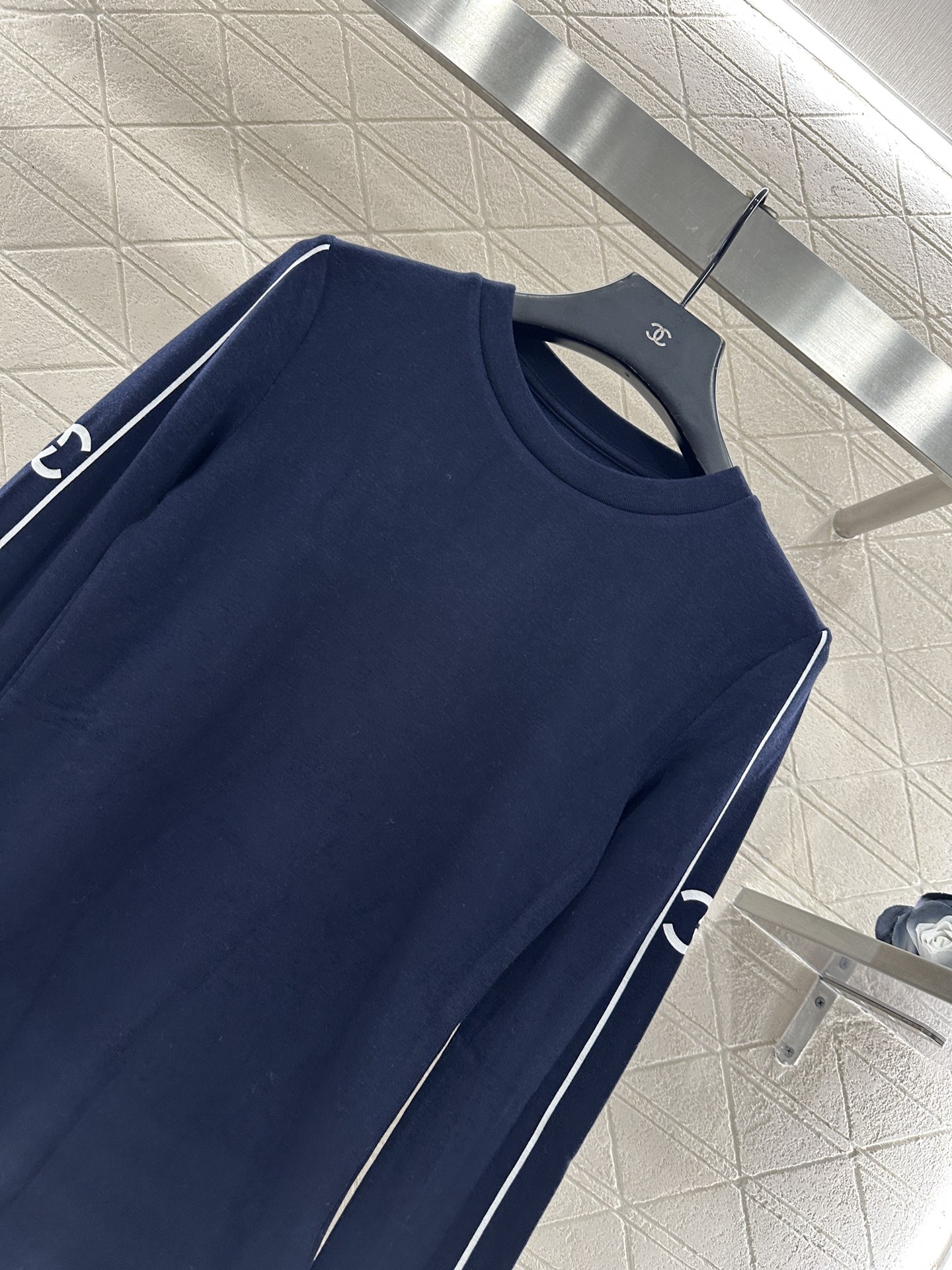 ♥Chane*♥2025新品上架 圆领长袖上衣定制YB全棉材质，质感细腻，穿搭舒适，圆领上衣剪裁，包边收