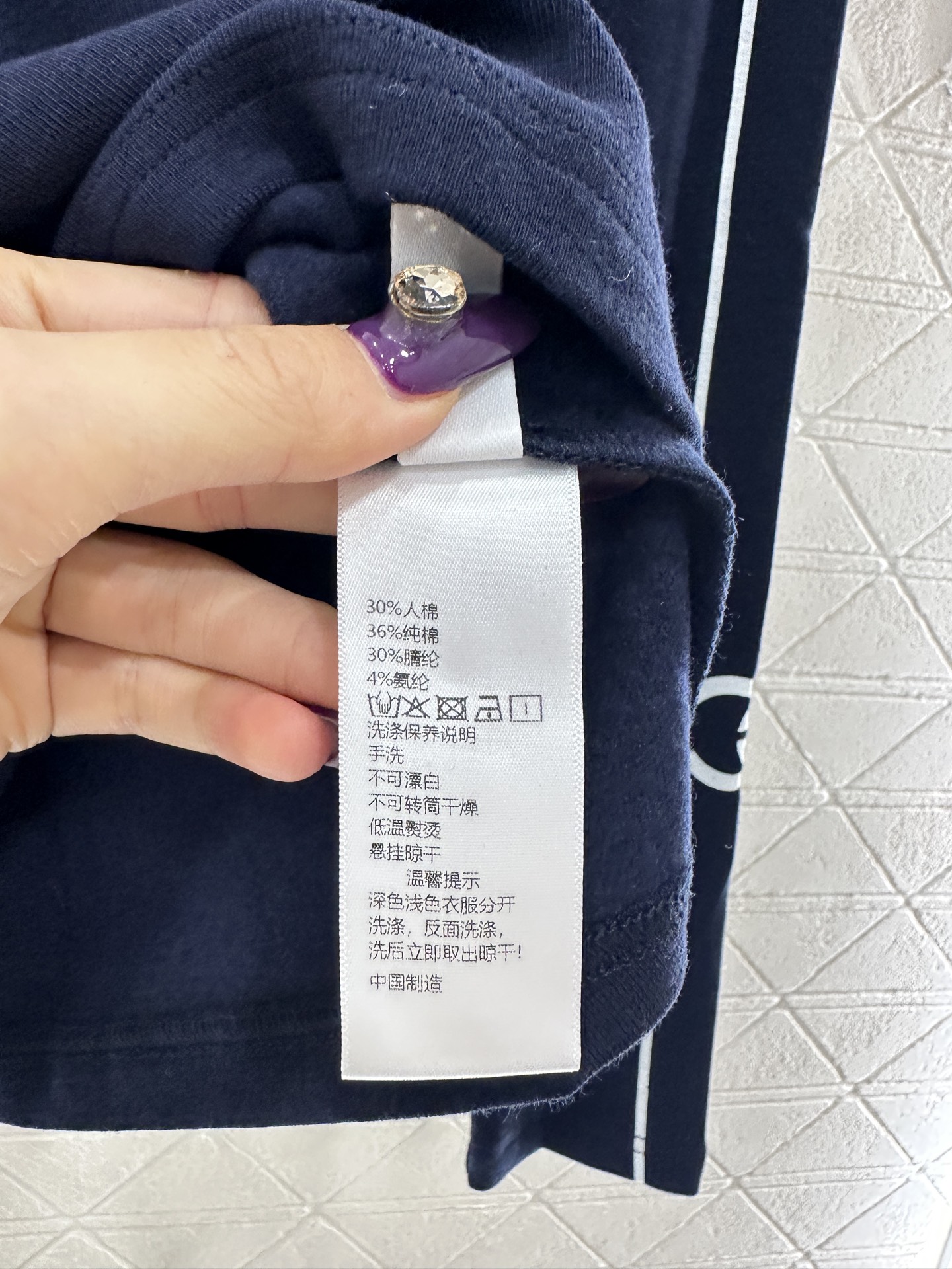 ♥Chane*♥2025新品上架 圆领长袖上衣定制YB全棉材质，质感细腻，穿搭舒适，圆领上衣剪裁，包边收