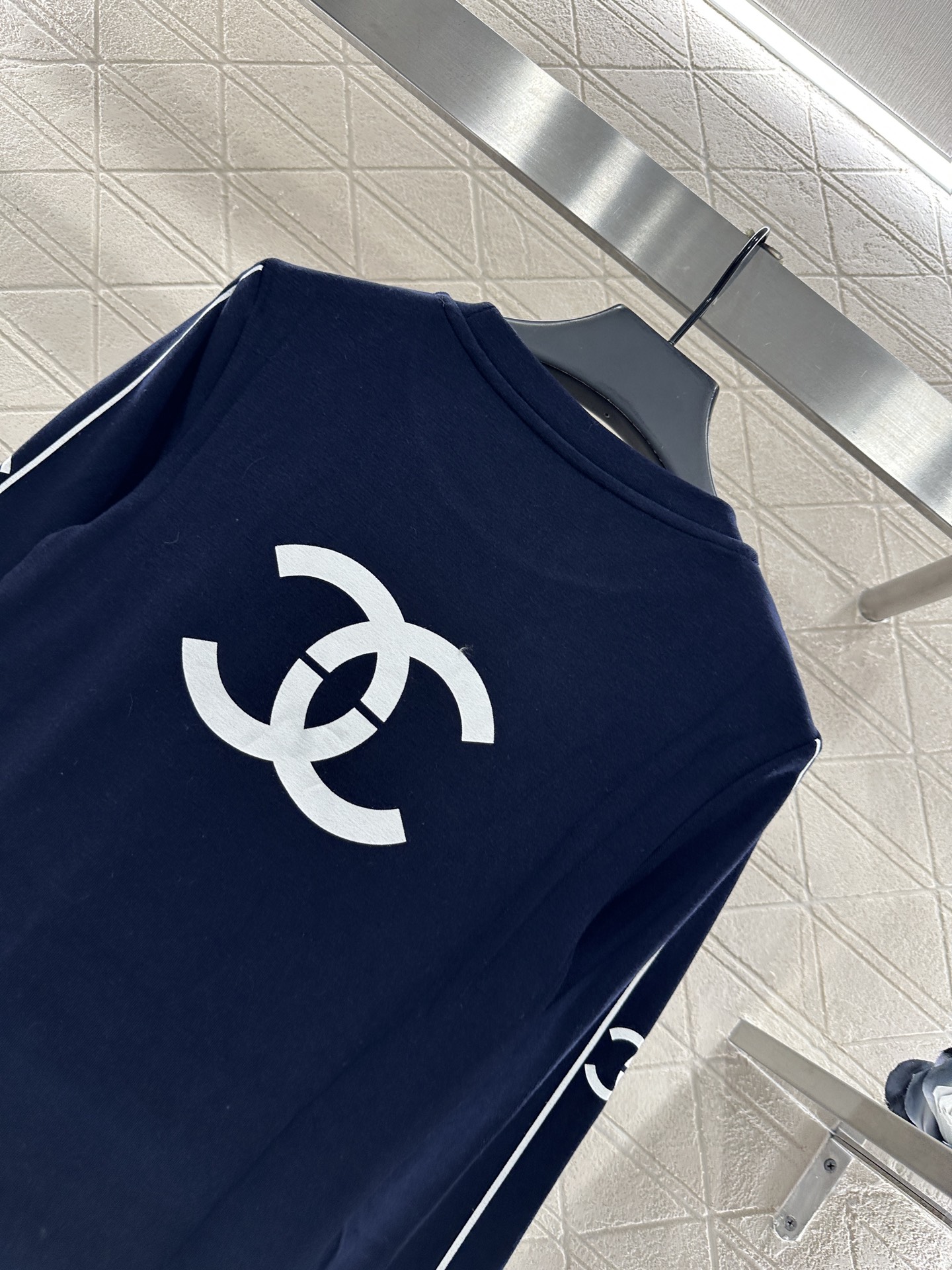 ♥Chane*♥2025新品上架 圆领长袖上衣定制YB全棉材质，质感细腻，穿搭舒适，圆领上衣剪裁，包边收