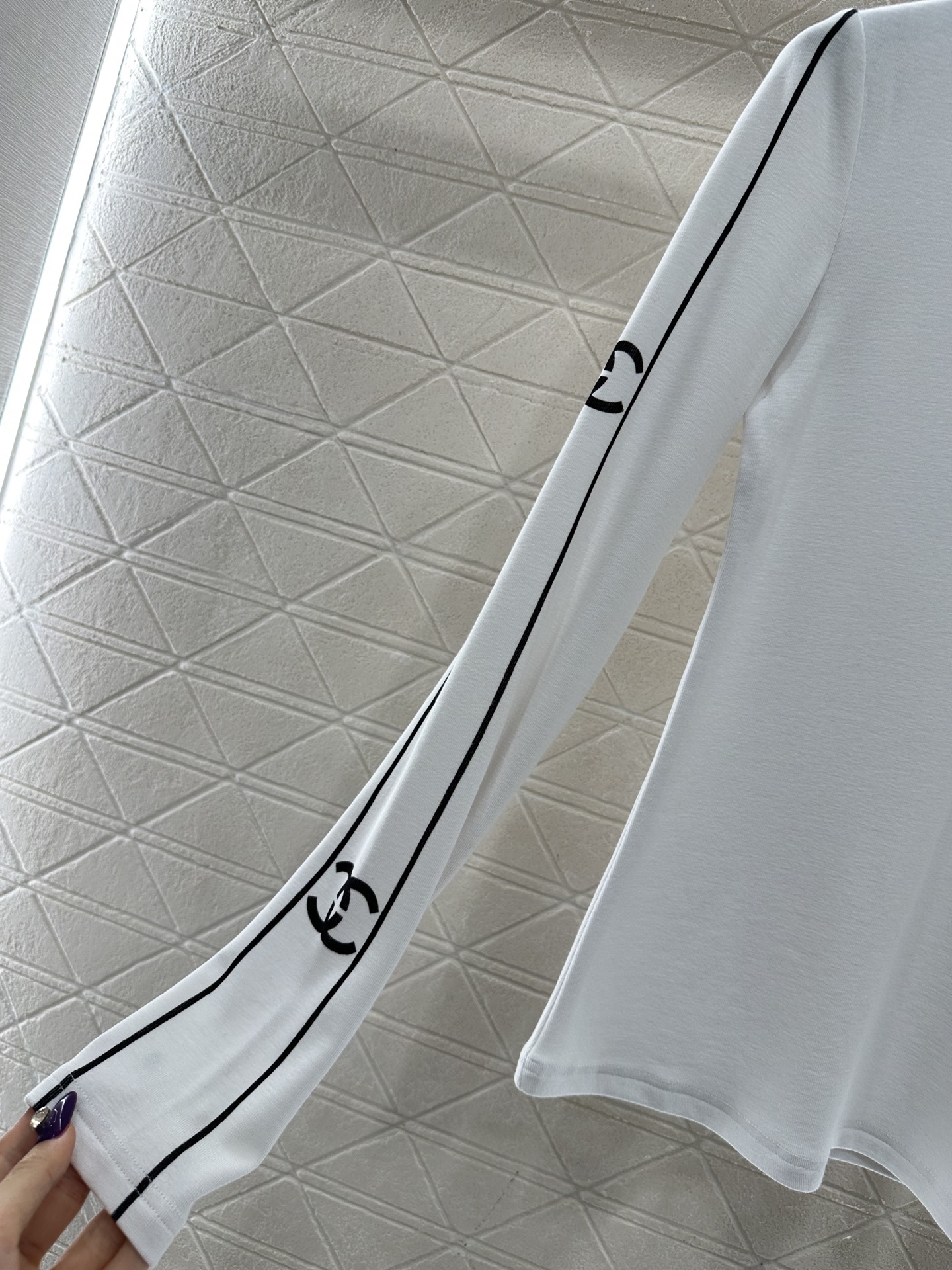 ♥Chane*♥2025新品上架 圆领长袖上衣定制YB全棉材质，质感细腻，穿搭舒适，圆领上衣剪裁，包边收