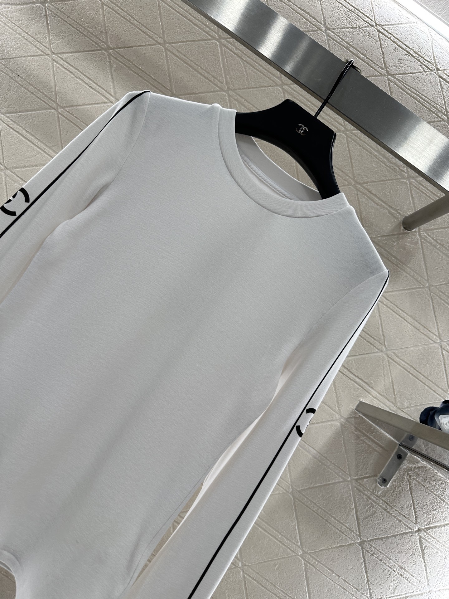 ♥Chane*♥2025新品上架 圆领长袖上衣定制YB全棉材质，质感细腻，穿搭舒适，圆领上衣剪裁，包边收