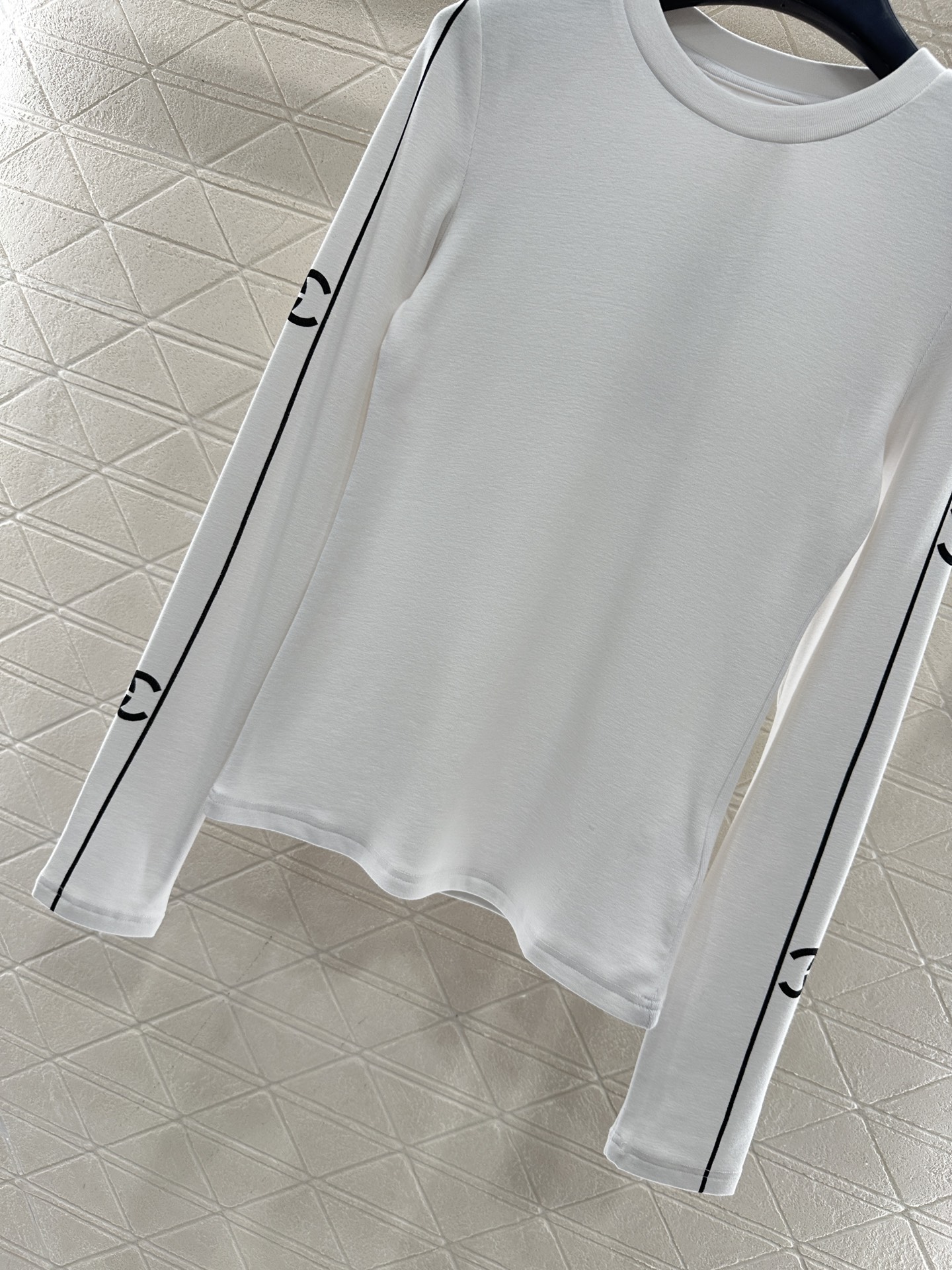 ♥Chane*♥2025新品上架 圆领长袖上衣定制YB全棉材质，质感细腻，穿搭舒适，圆领上衣剪裁，包边收