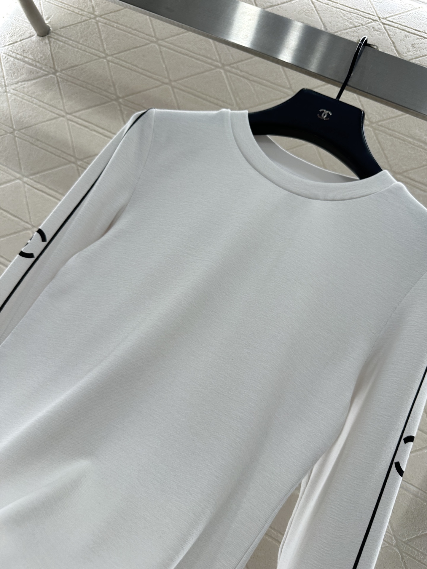 ♥Chane*♥2025新品上架 圆领长袖上衣定制YB全棉材质，质感细腻，穿搭舒适，圆领上衣剪裁，包边收