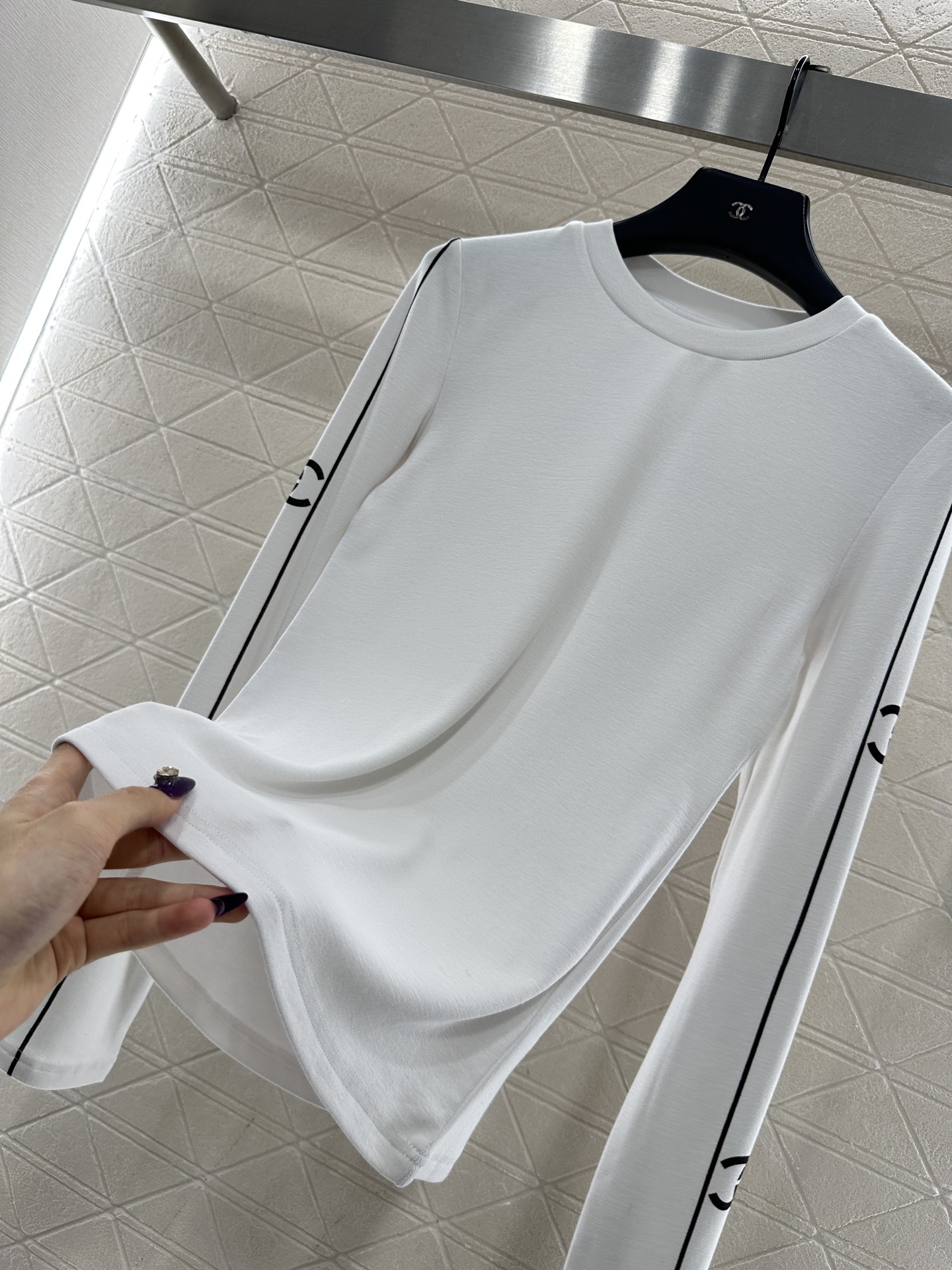 ♥Chane*♥2025新品上架 圆领长袖上衣定制YB全棉材质，质感细腻，穿搭舒适，圆领上衣剪裁，包边收