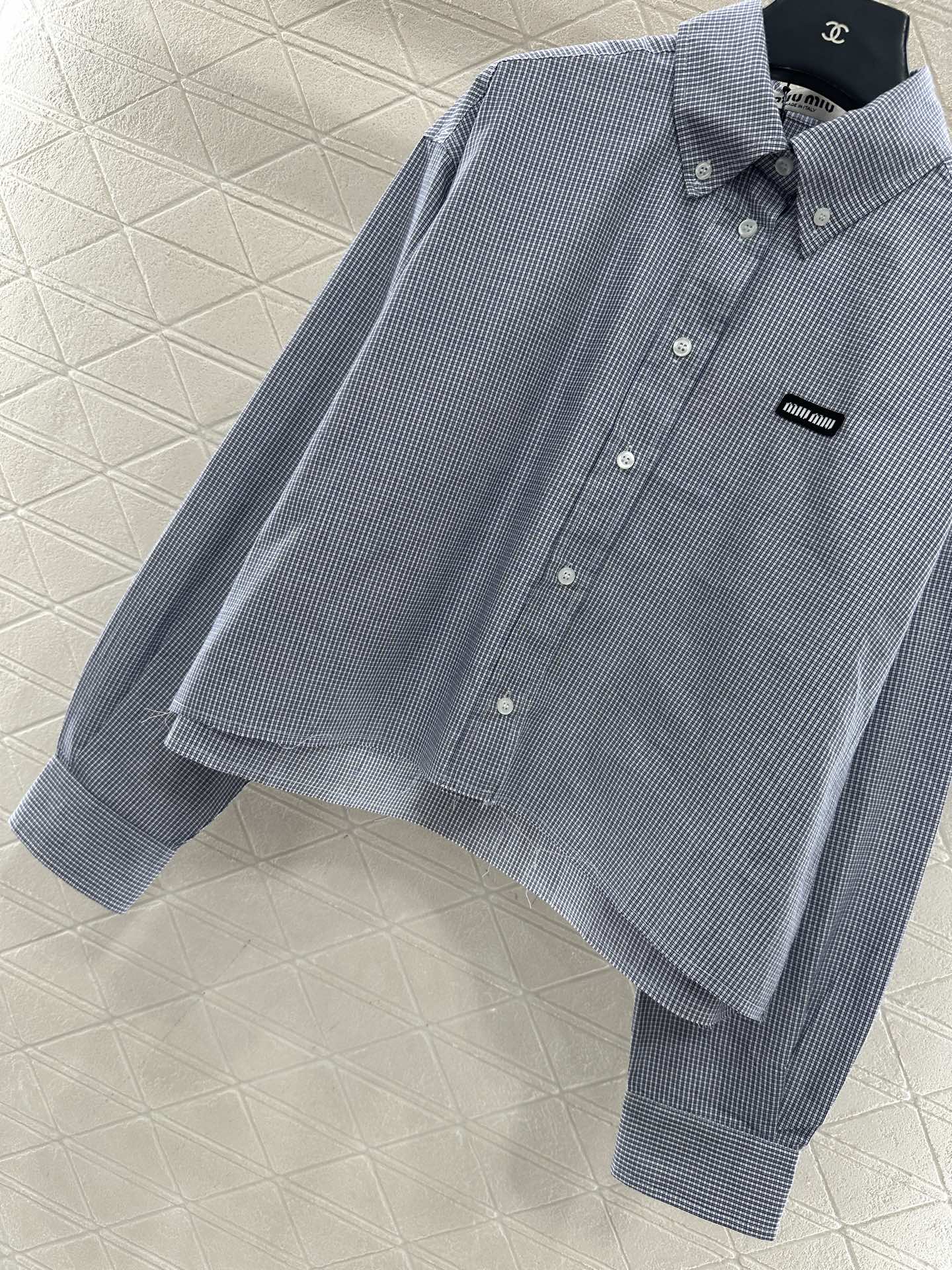 ♥Miumi*♥2025新品上架 短款格子衬衣定制YB进口棉府绸材质，柔软亲肤，舒适不易皱，长袖短款衬衣