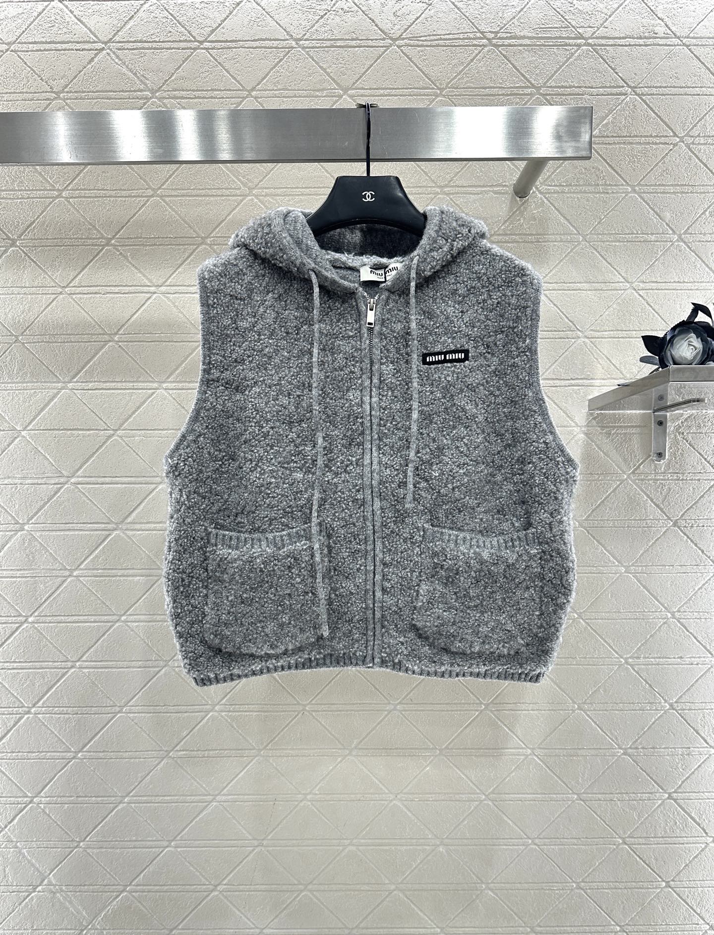 ♥Miumi♥2025新品上架 拉链针织马甲定制YB羊毛纱线织造，工艺处理，呈现出羊卷毛肌理，质感柔软舒