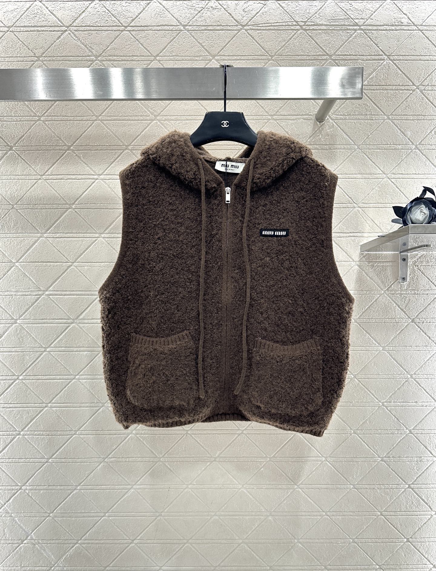 ♥Miumi♥2025新品上架 拉链针织马甲定制YB羊毛纱线织造，工艺处理，呈现出羊卷毛肌理，质感柔软舒