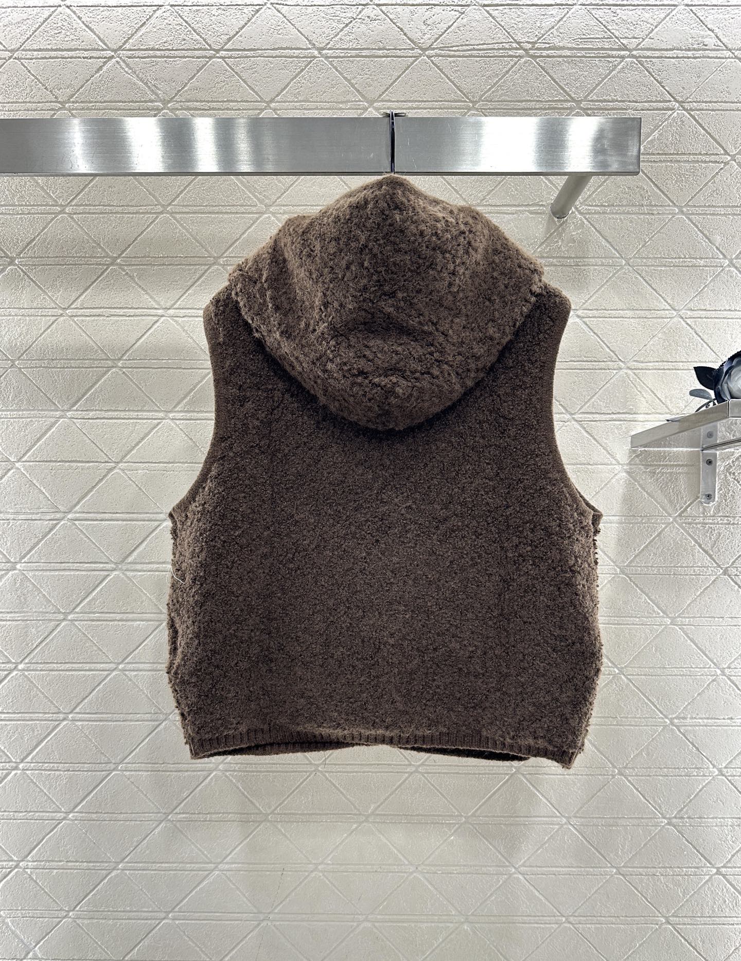 ♥Miumi♥2025新品上架 拉链针织马甲定制YB羊毛纱线织造，工艺处理，呈现出羊卷毛肌理，质感柔软舒