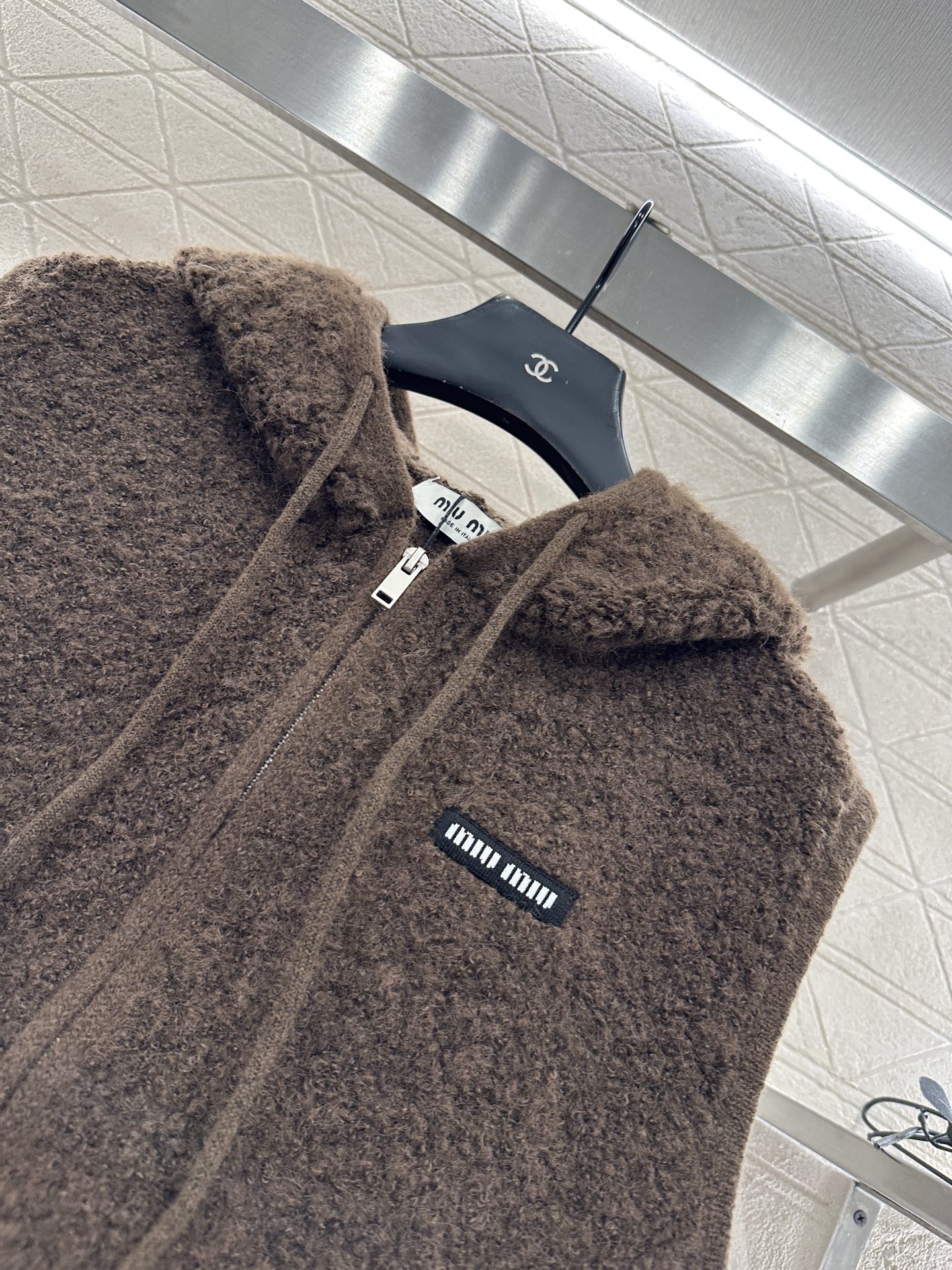 ♥Miumi♥2025新品上架 拉链针织马甲定制YB羊毛纱线织造，工艺处理，呈现出羊卷毛肌理，质感柔软舒