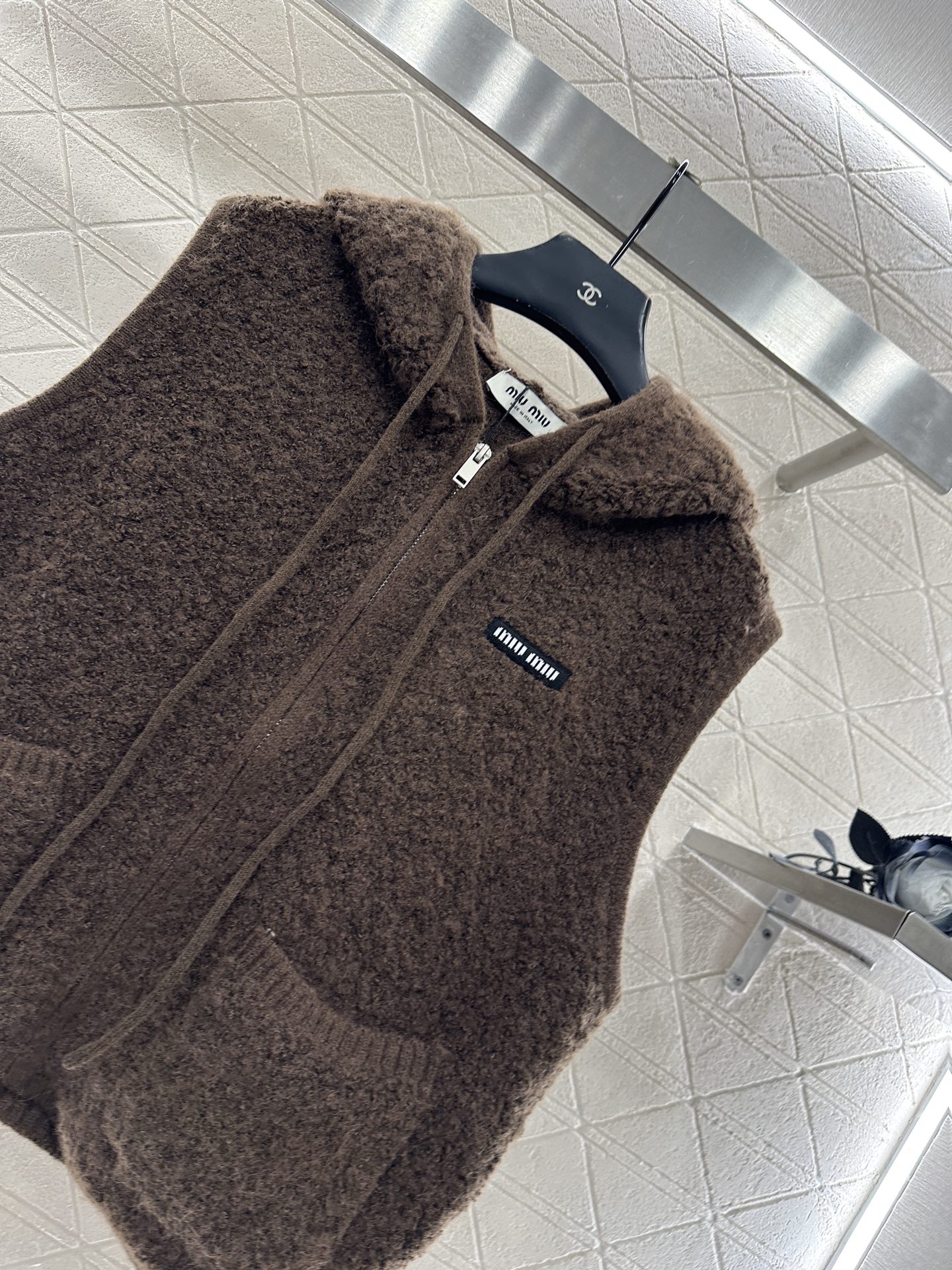 ♥Miumi♥2025新品上架 拉链针织马甲定制YB羊毛纱线织造，工艺处理，呈现出羊卷毛肌理，质感柔软舒